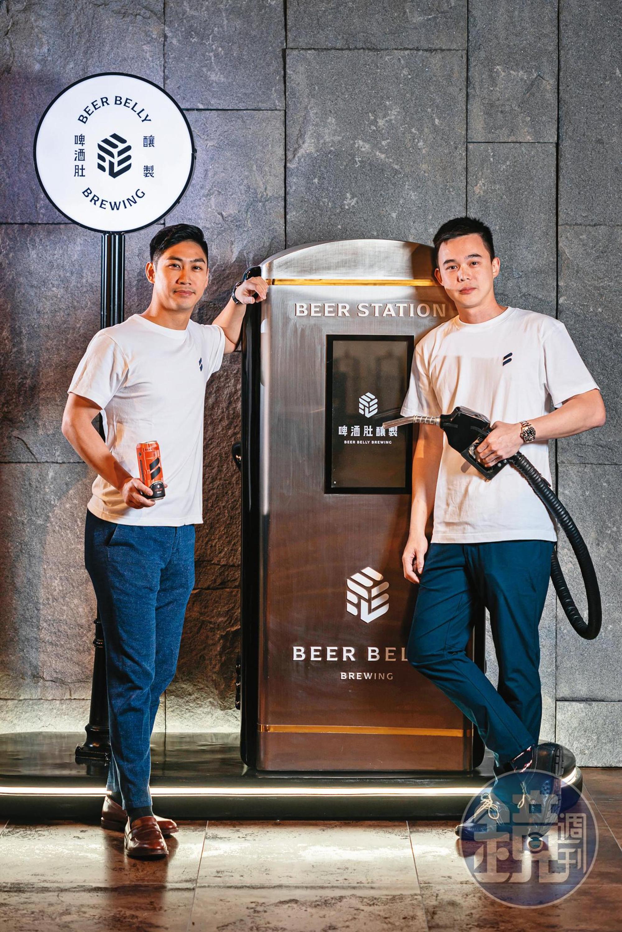 啤酒肚的靈魂人物葉展辰(左)、蔡東芳(右)與「Beer Station人生加油站」。