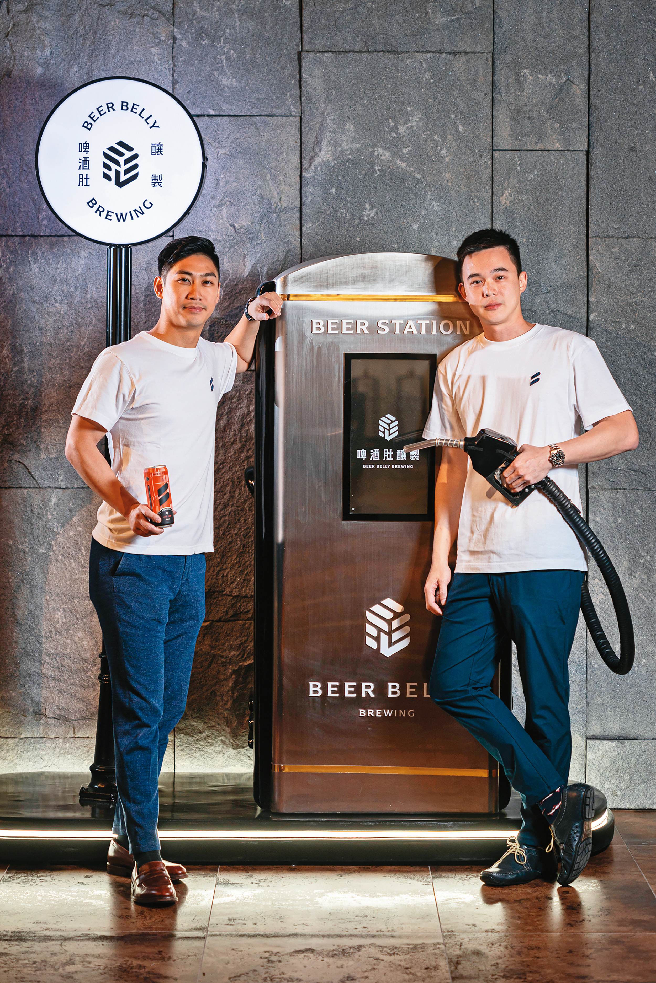 啤酒肚的靈魂人物葉展辰(左)、蔡東芳(右)與「Beer Station人生加油站」。