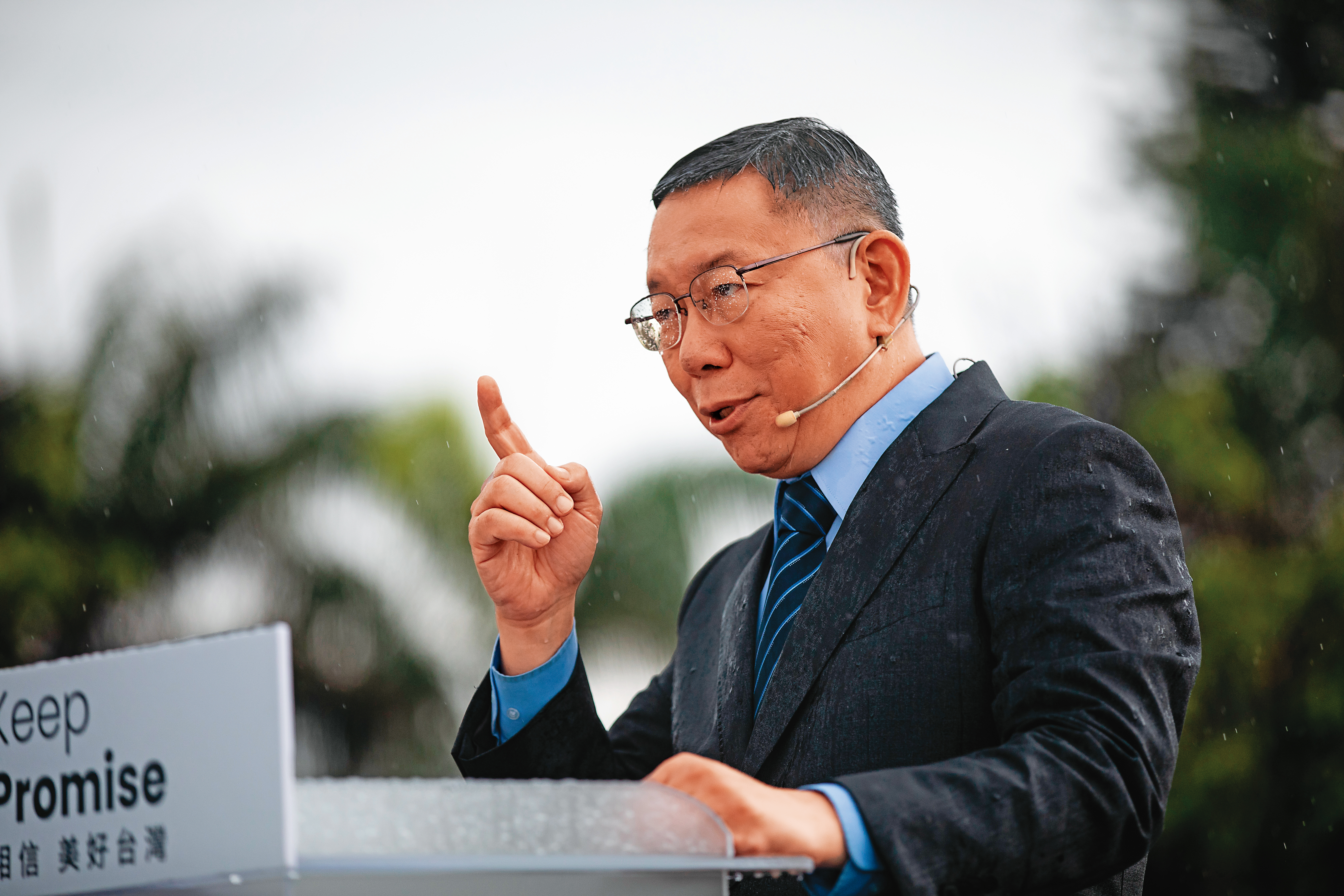 柯文哲搶當非賴共主，選在侯友宜本命區新北市淡水宣布參選總統，藍白合形同破局。