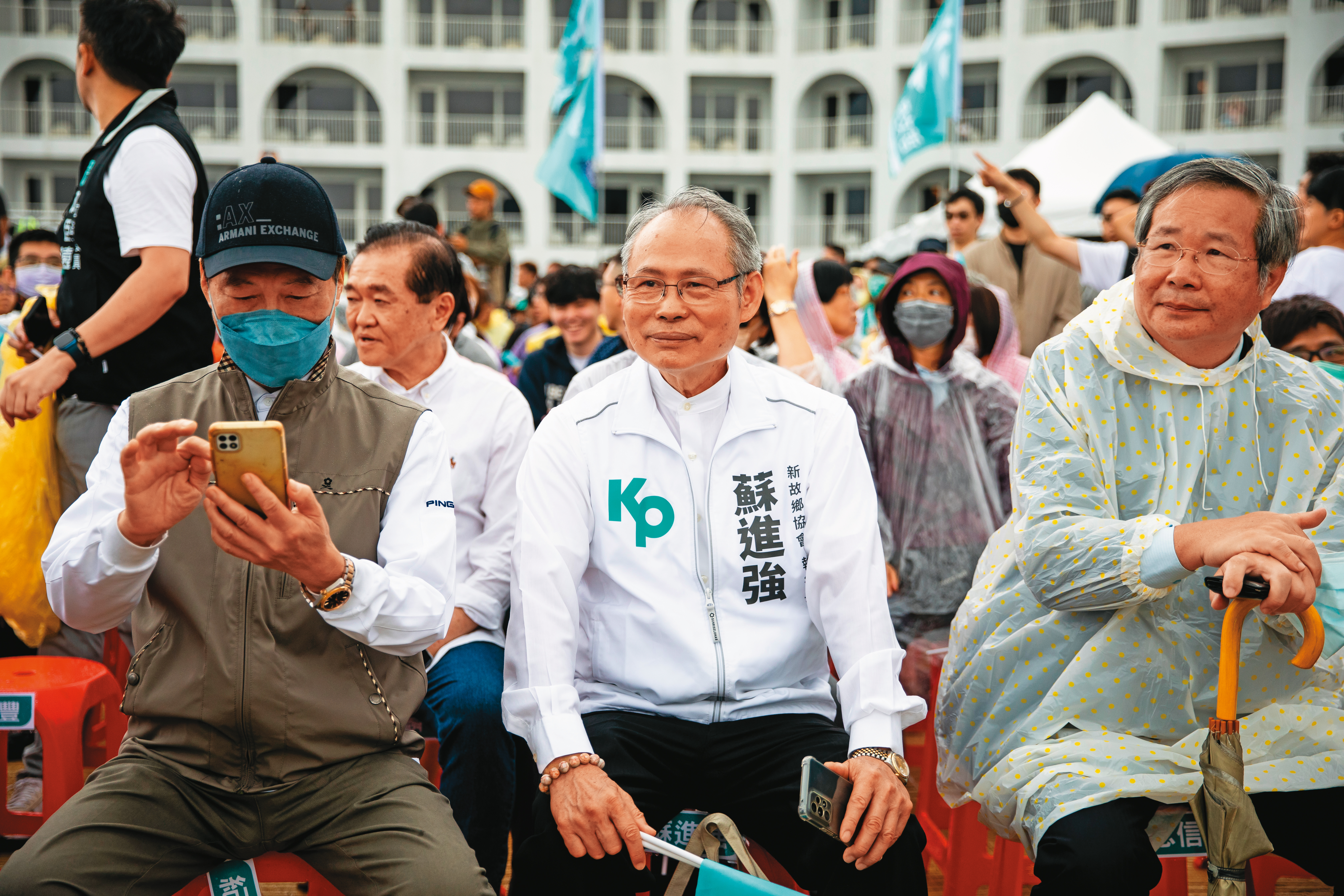 柯競選戰略是極大化中間偏藍、偏綠選票,宣布參選當天,前台聯主席蘇進強(中)、前立委許忠信(右)等綠營人士也現身。