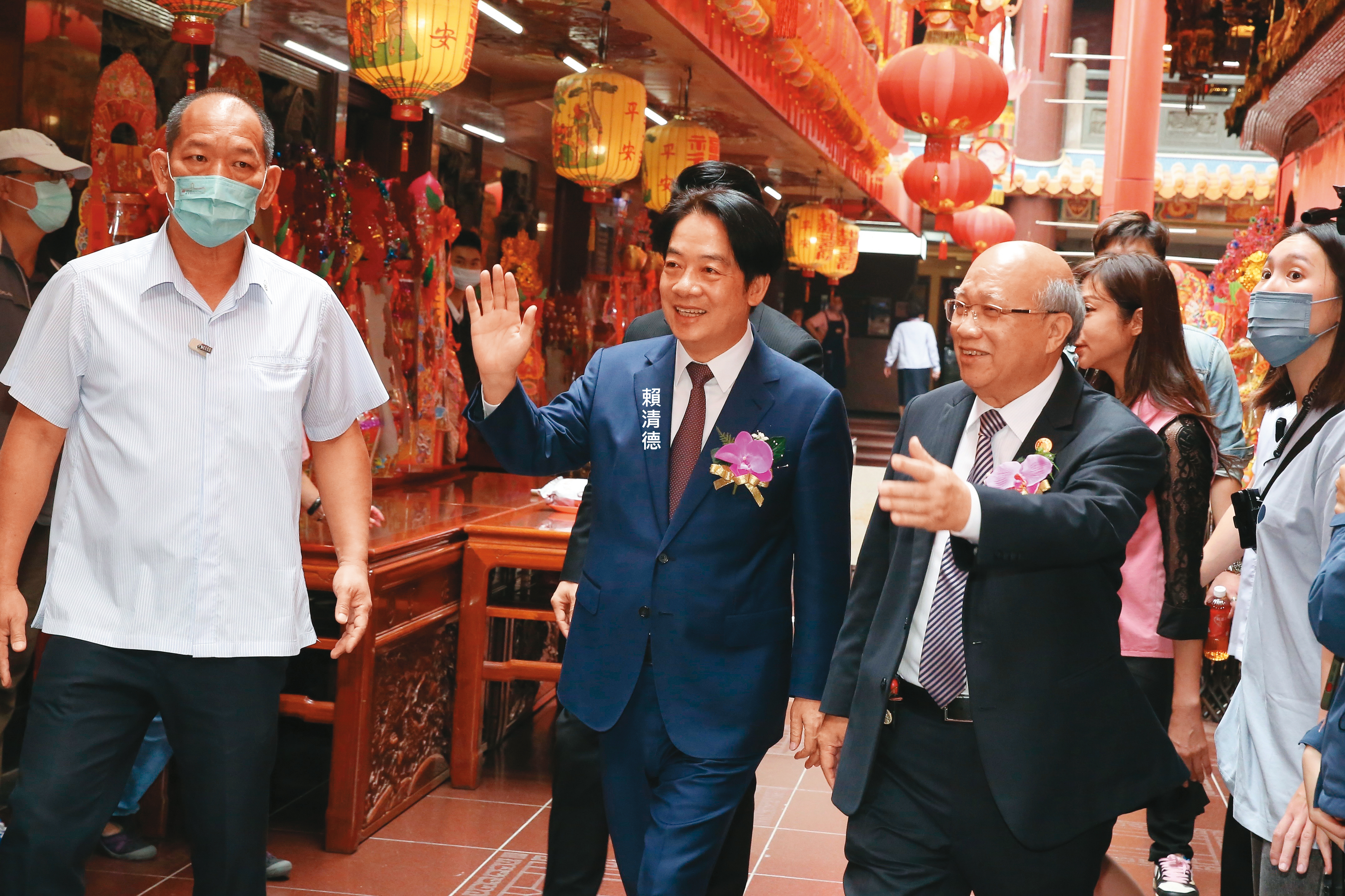 柯的野心不止於非綠,不滿賴清德的綠營選票也是他積極爭取的目標。