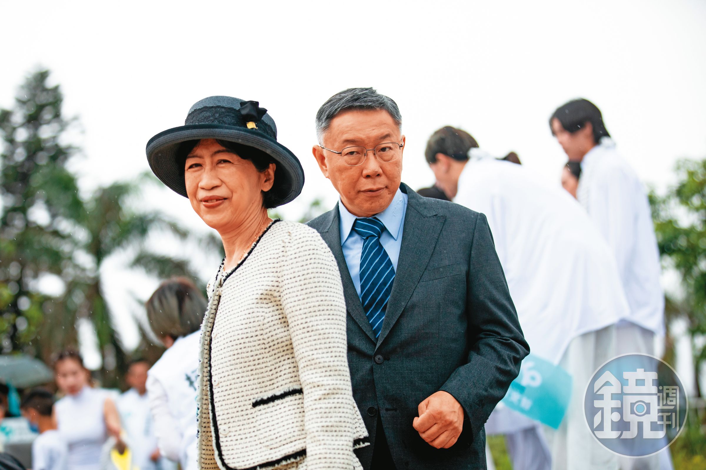 柯文哲(右)520淋著大雨宣布參選總統,妻子陳佩琪(左)全程陪在身邊力挺。