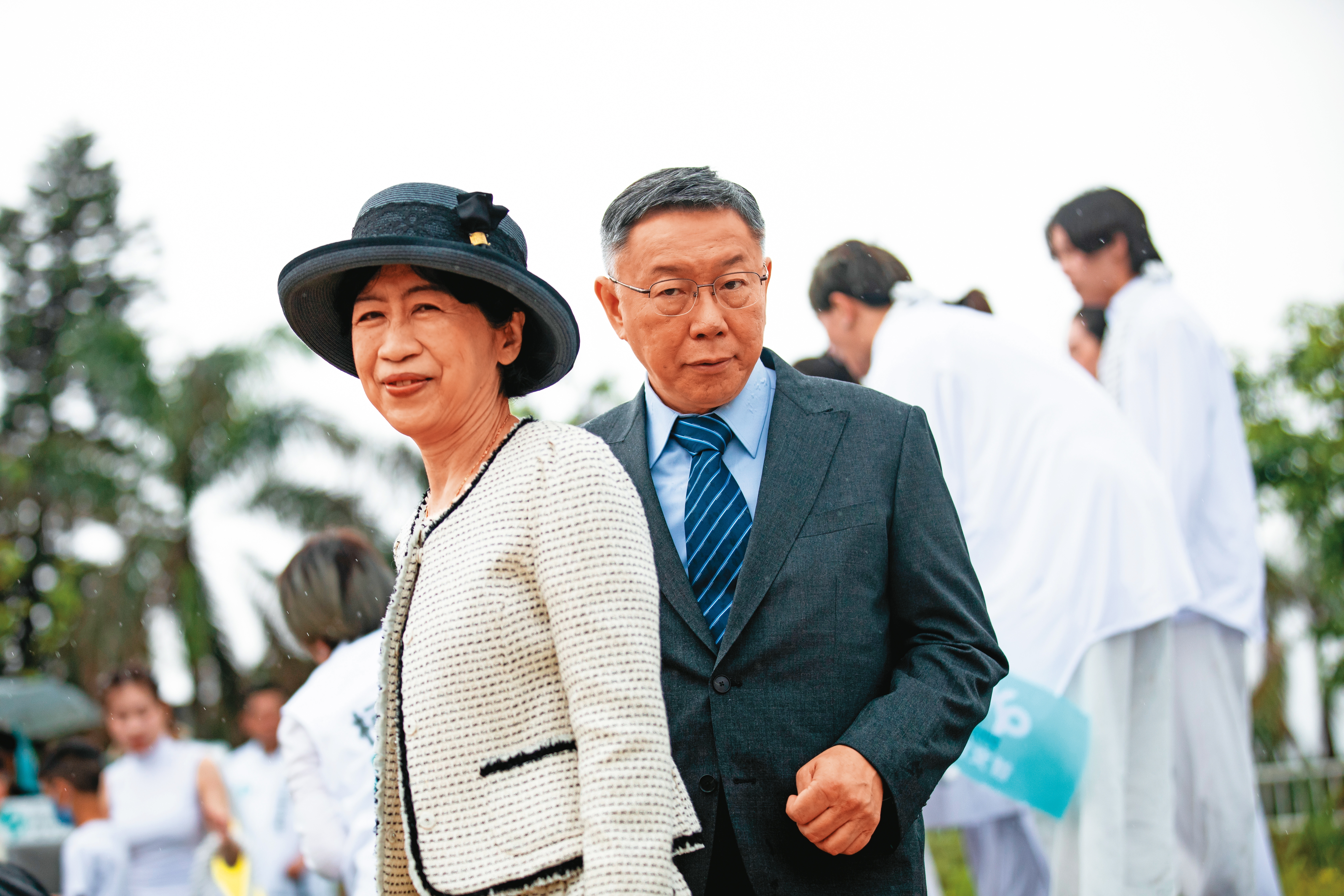 柯文哲(右)520淋著大雨宣布參選總統,妻子陳佩琪(左)全程陪在身邊力挺。
