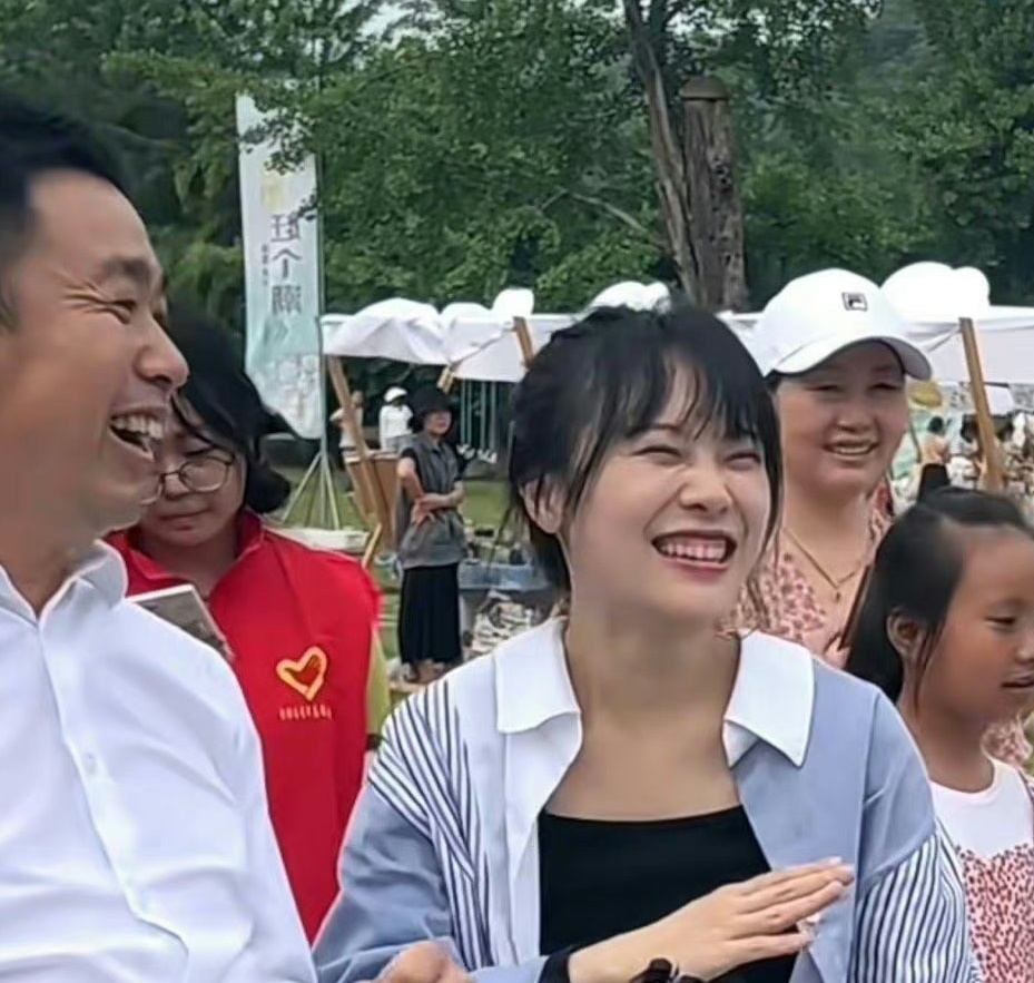 小黃老師(右)與當地文旅局長參加活動,笑得相當燦爛。(翻攝自微博)