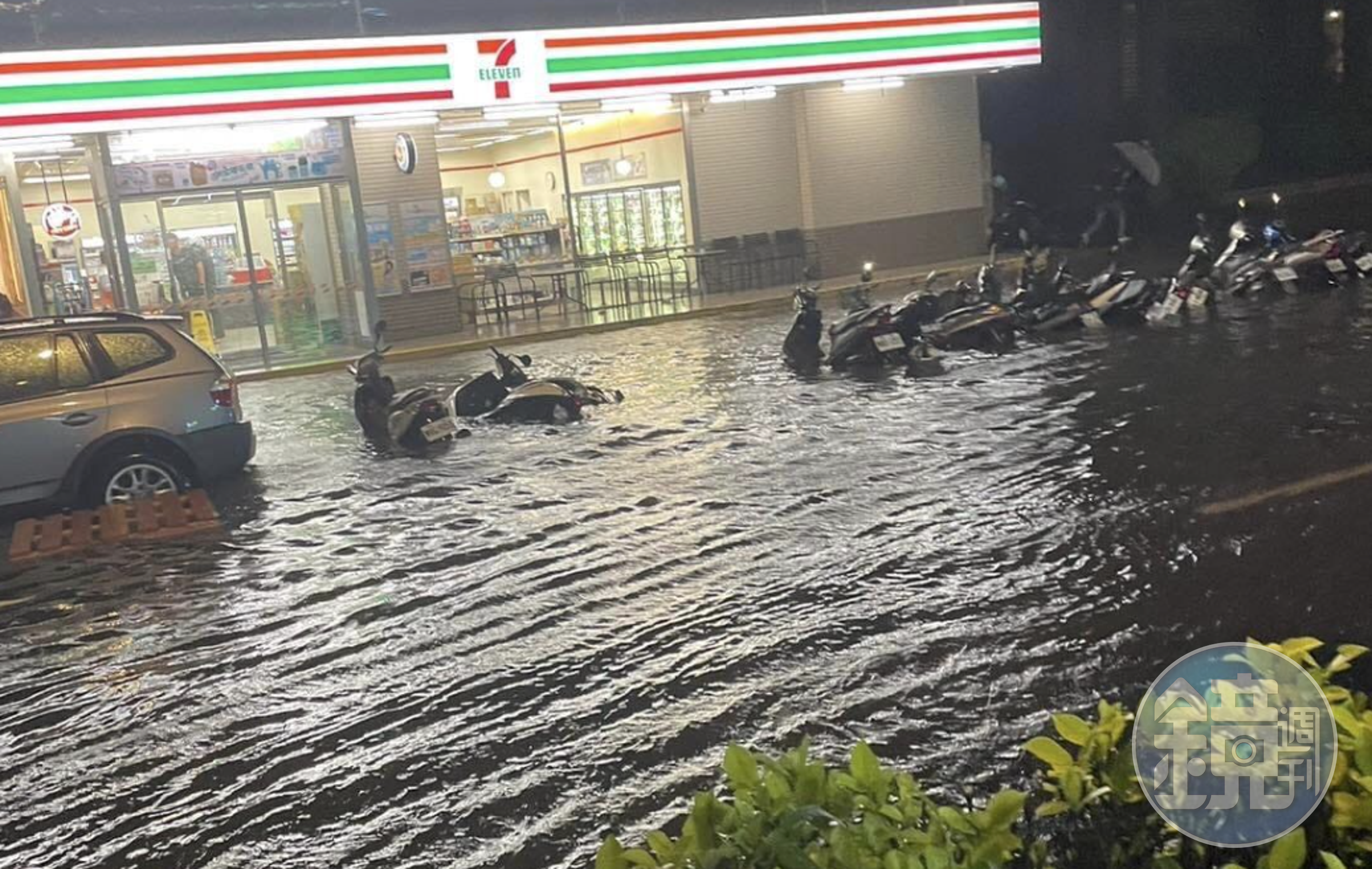 桃園蘆竹區昨晚間部分地區淹水,許多機車、汽車都泡在水裡。(翻攝自再出發,蘆竹南崁資訊大小事資訊分享團(2))