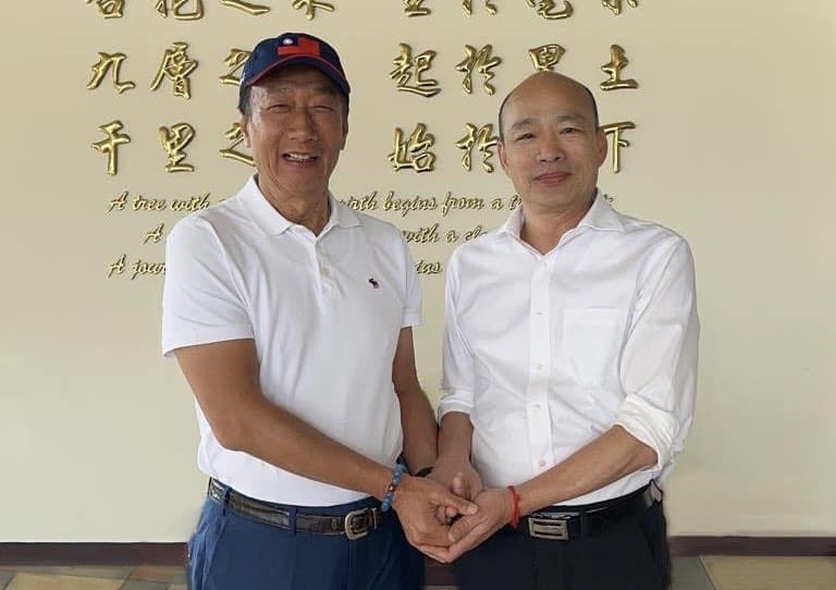 黃光芹爆料，14日郭韓會的內幕，曝光韓國瑜（右）不表態關鍵。（翻攝自臉書＠郭台銘）