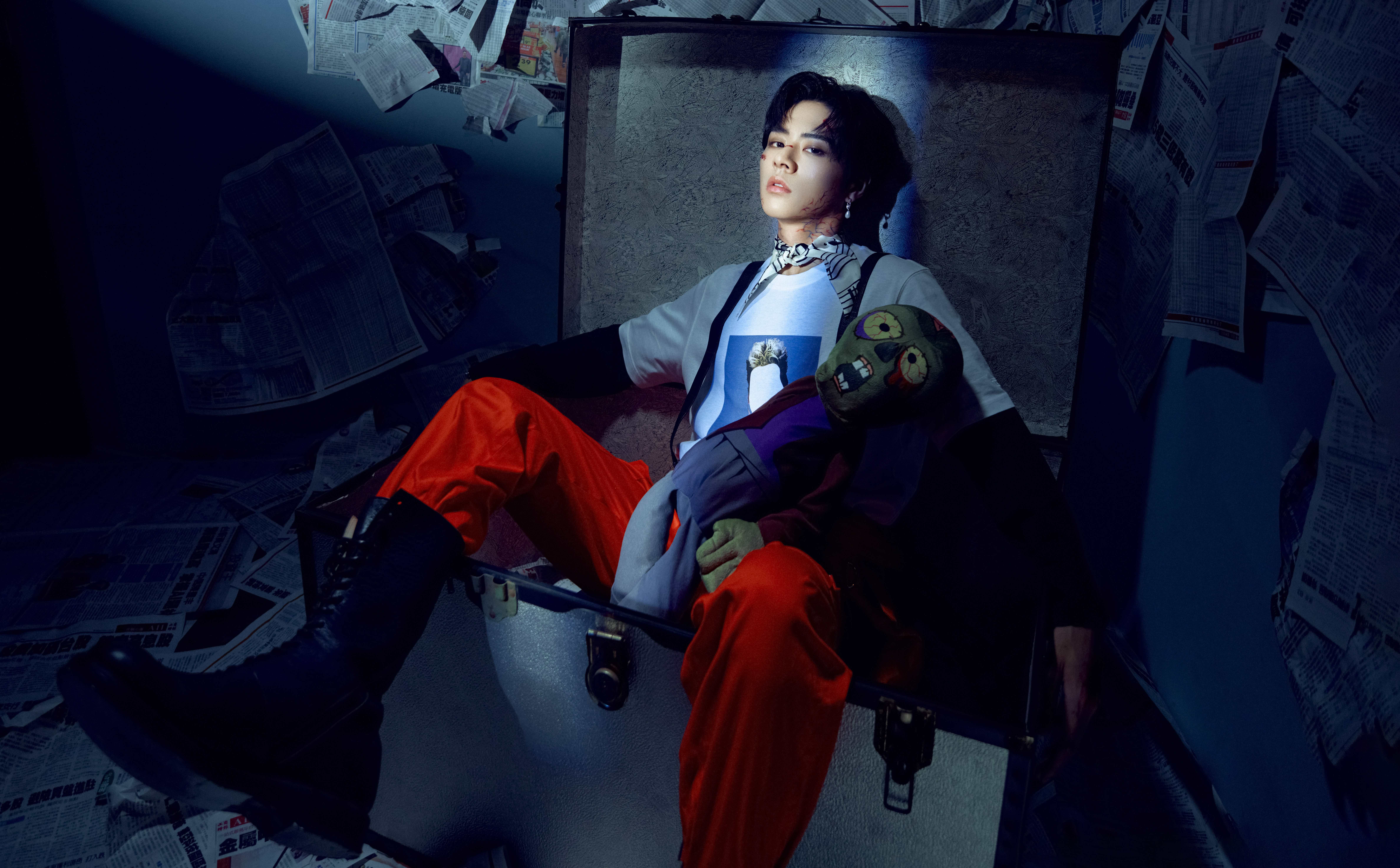 〈妳讓我變成相思病狂的Zombie〉MV中，佳辰化身殭屍讓他超級開心。（索尼音樂提供）