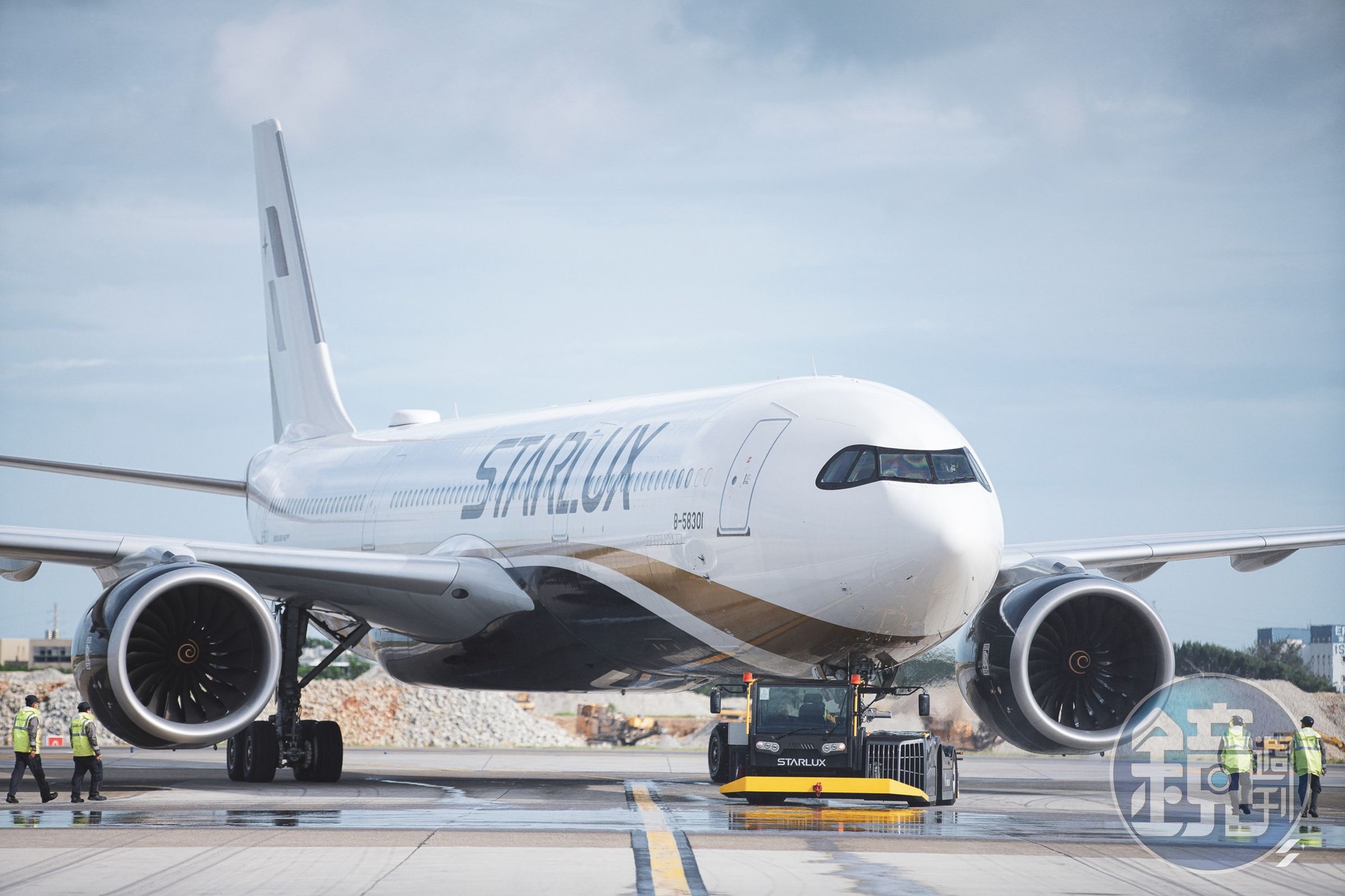 星宇航空轉降滯留在高雄機場,今日上午才起飛。(翻攝自臉書@STARLUX Airlines)