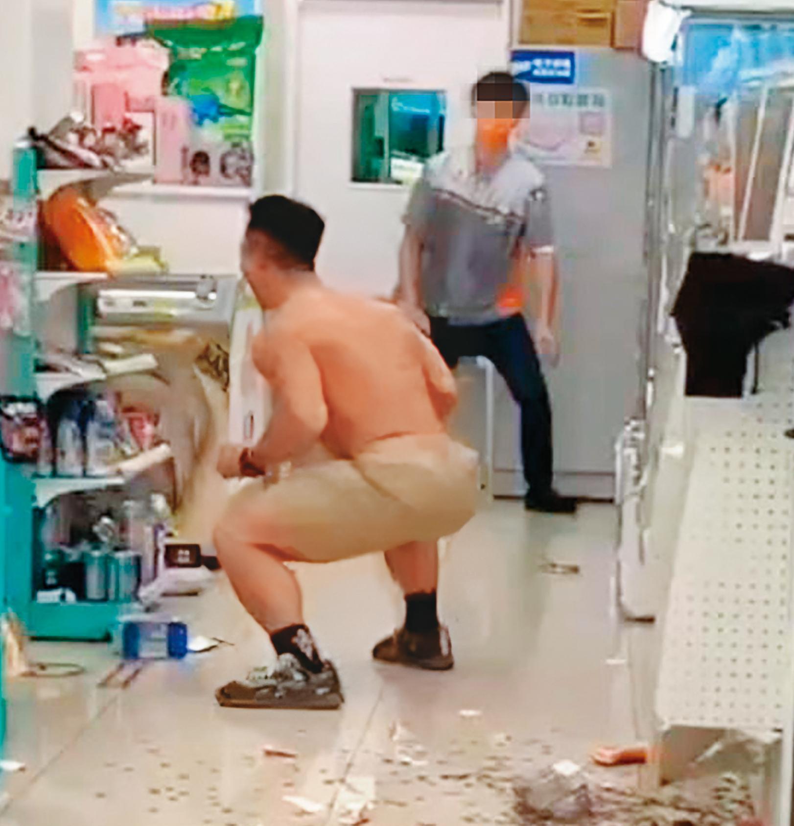 朱姓健身教練大鬧超商，這個深蹲很標準喔～（←看錯重點）（翻攝自PTT）
