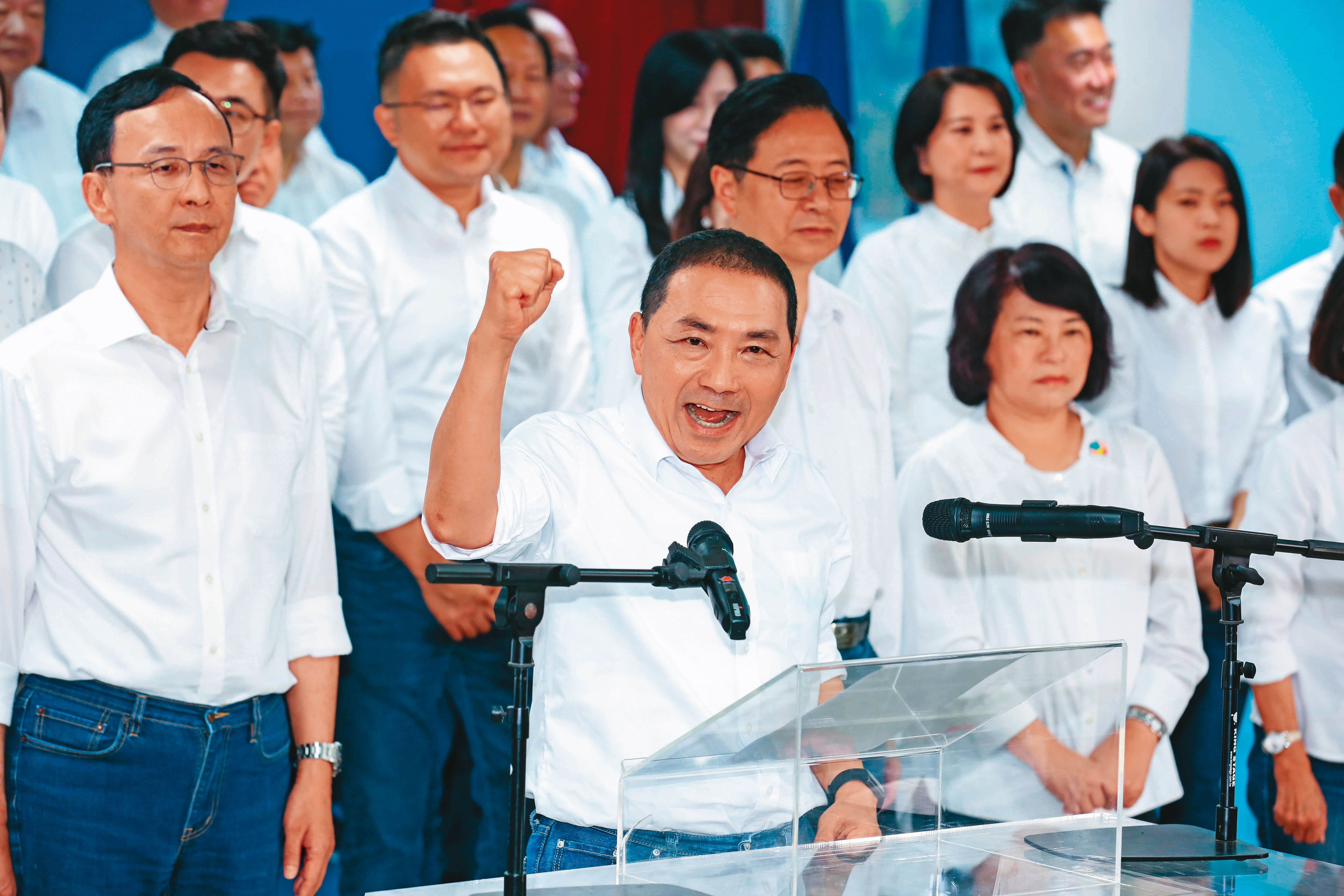 侯友宜20日在國民黨中央黨部舉行首場誓師大會，與黨主席朱立倫等人同台造勢。