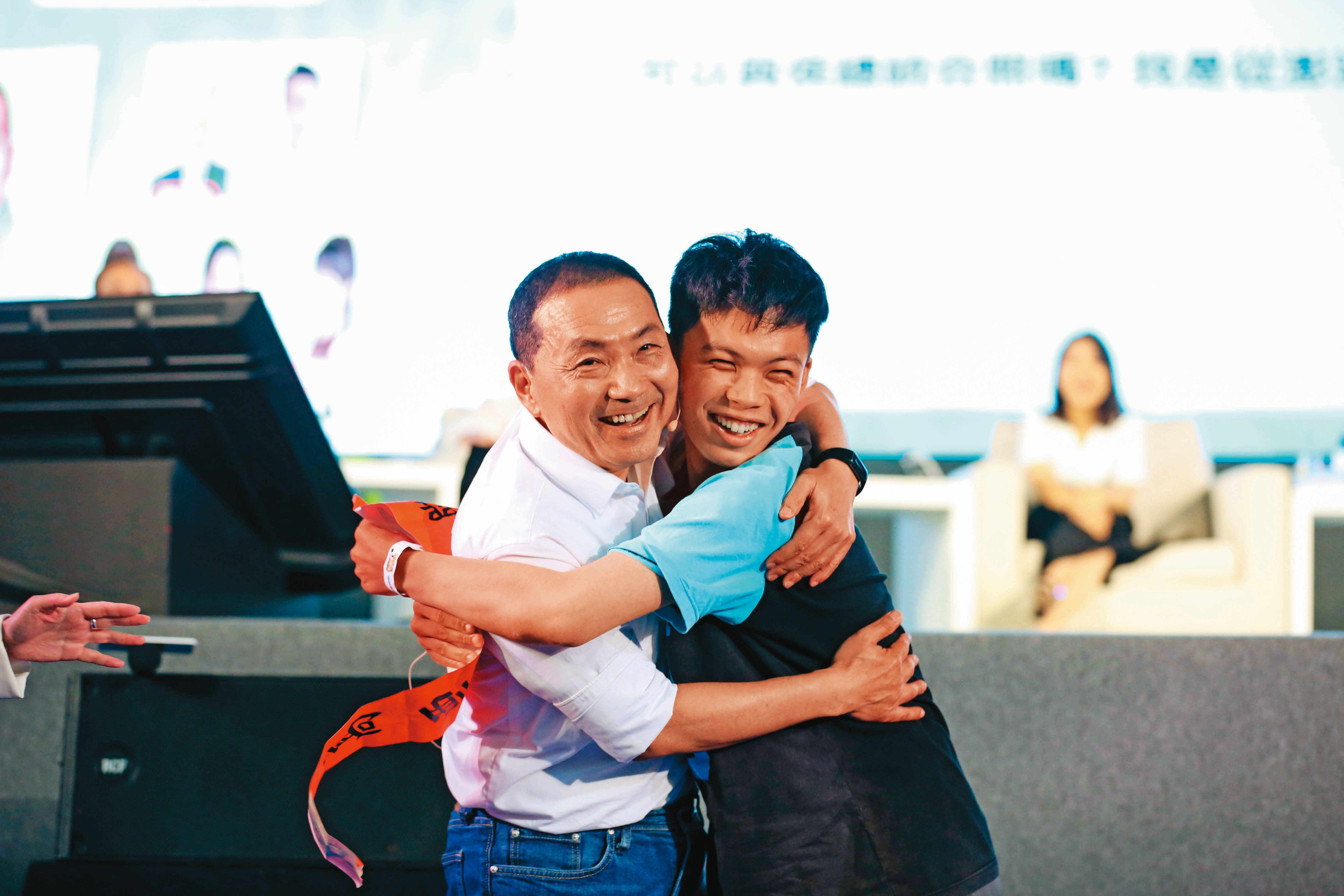 侯友宜（左）20日出席網路直播節目《董事長開講》，與年輕人互動。