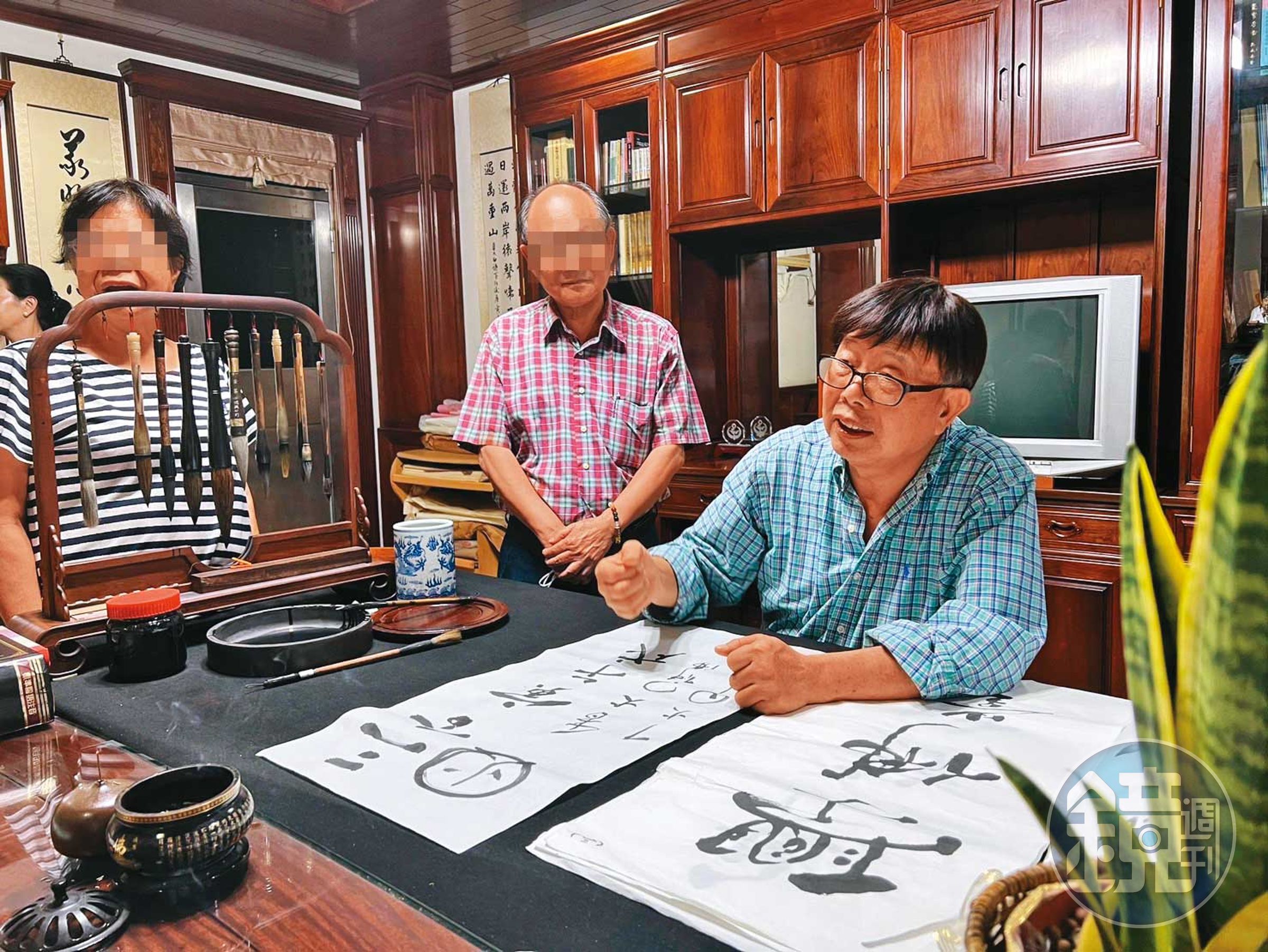 方寛銘(右)學音樂出身,也擅長書法,獲不少藍綠與政商權貴奉為顧問,兒子在他協助下,獲財團支持成立FUNDAY學習網。(讀者提供)