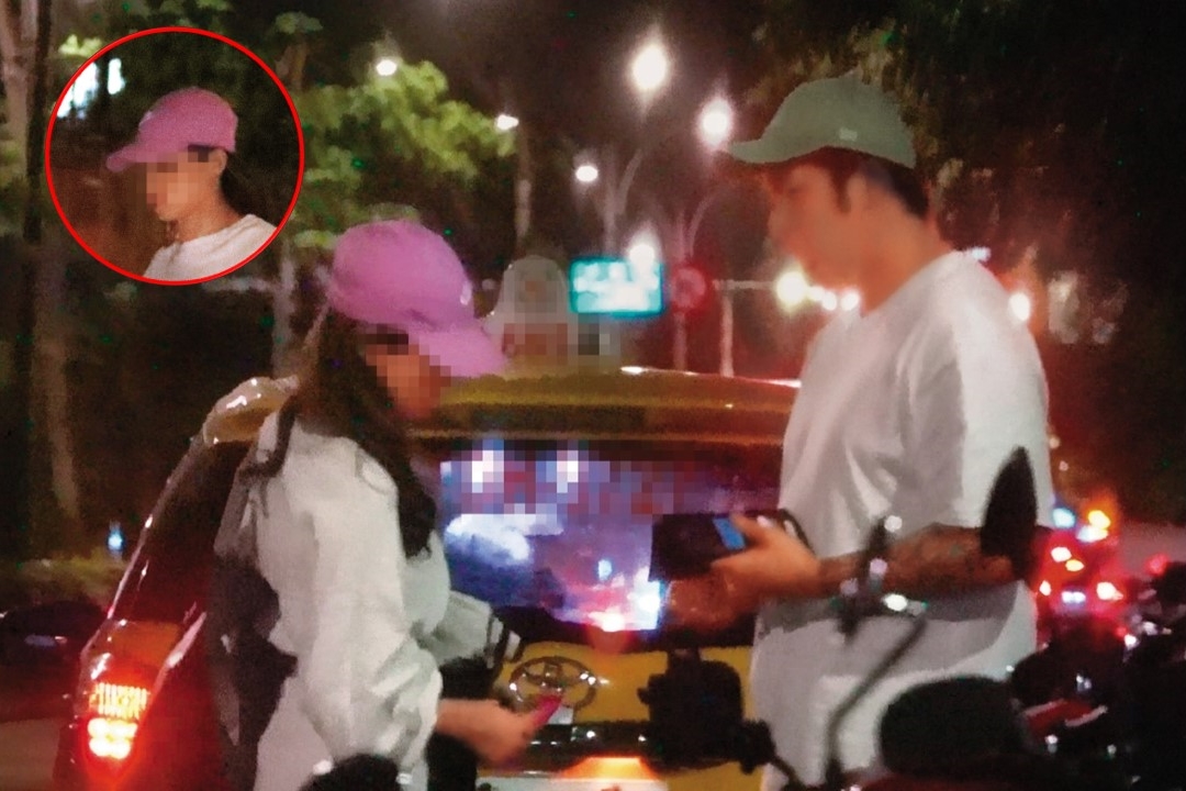 4/30 02：02，周儀翔喝到一半，有粉紅帽辣妹跑來找他，並且拿了房卡（圓圈處）。