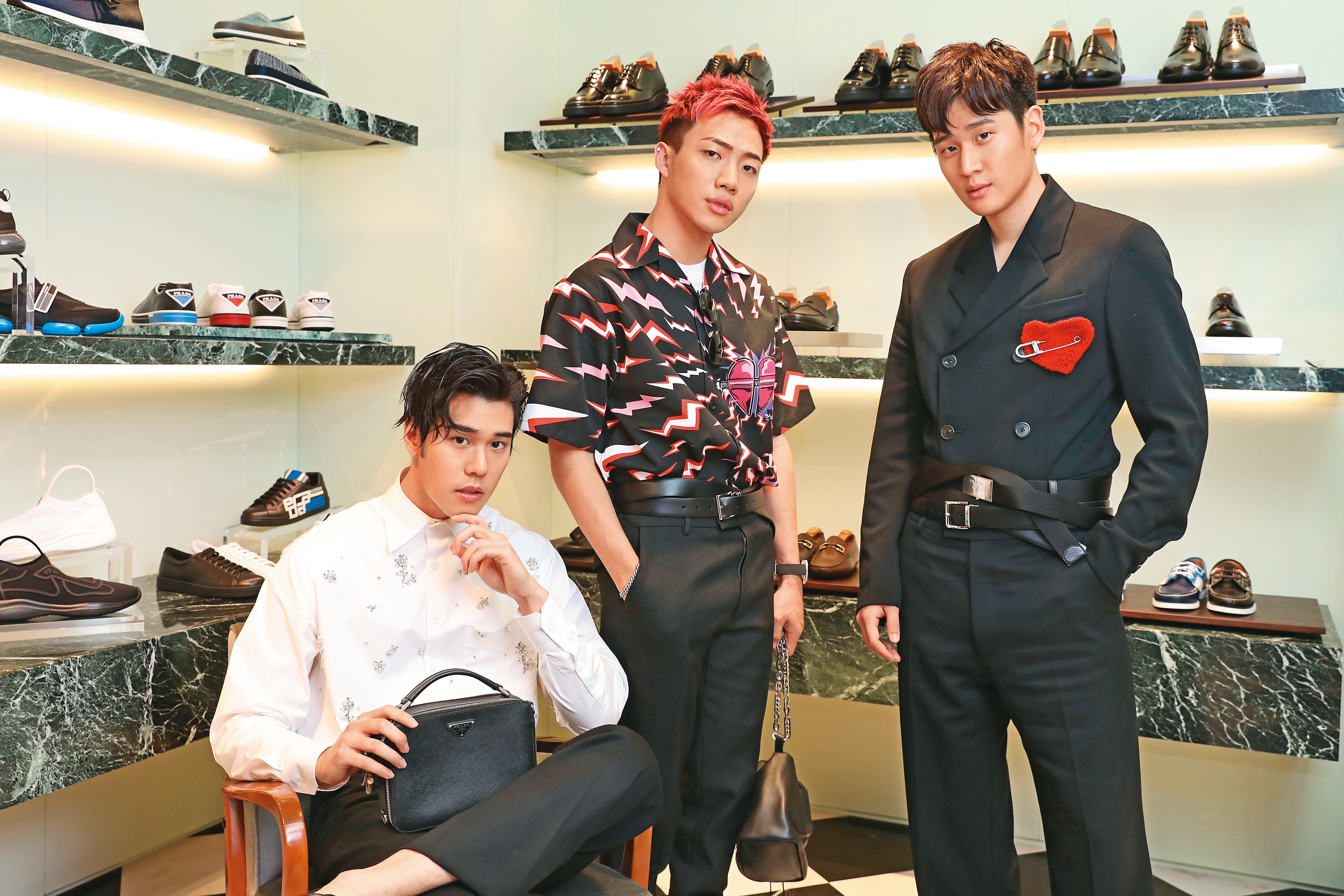 不僅音樂，ØZI（中）的型也讓他成為時尚寵兒，之前他和周興哲（右）、周予天（左）一起出席品牌活動。