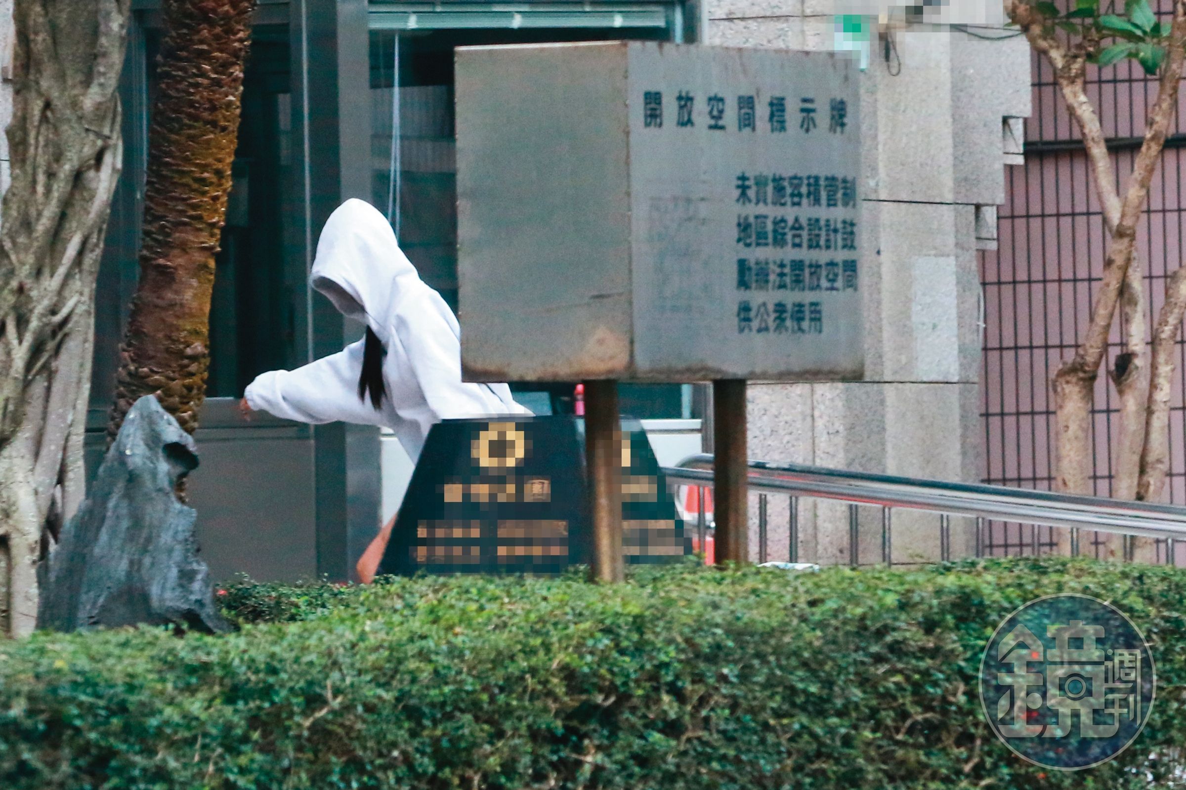 06:53 ØZI沒有回家,與Jane一前一後進了豪宅,活在兩人世界之中。