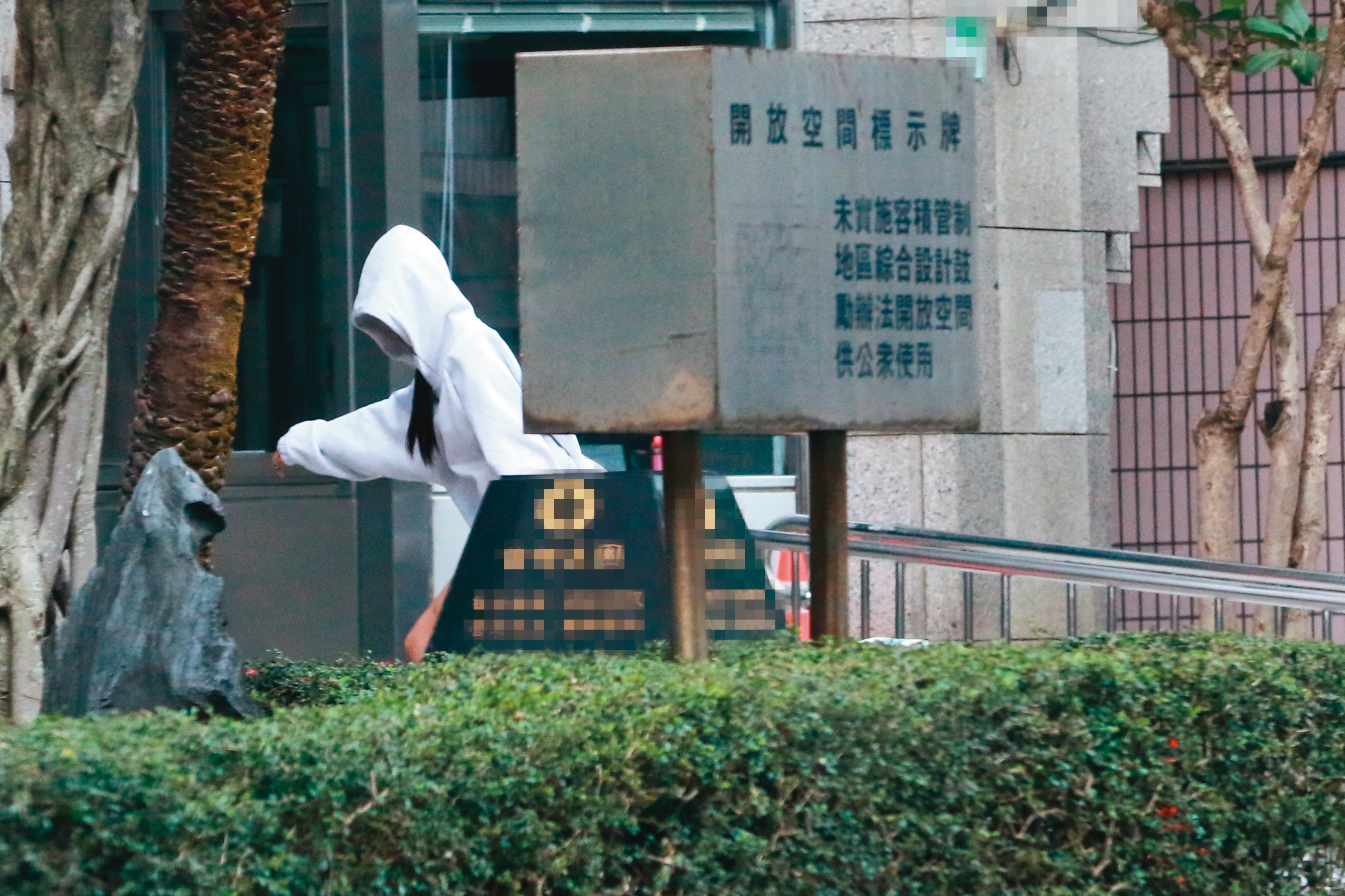 06：53 ØZI沒有回家，與Jane一前一後進了豪宅，活在兩人世界之中。