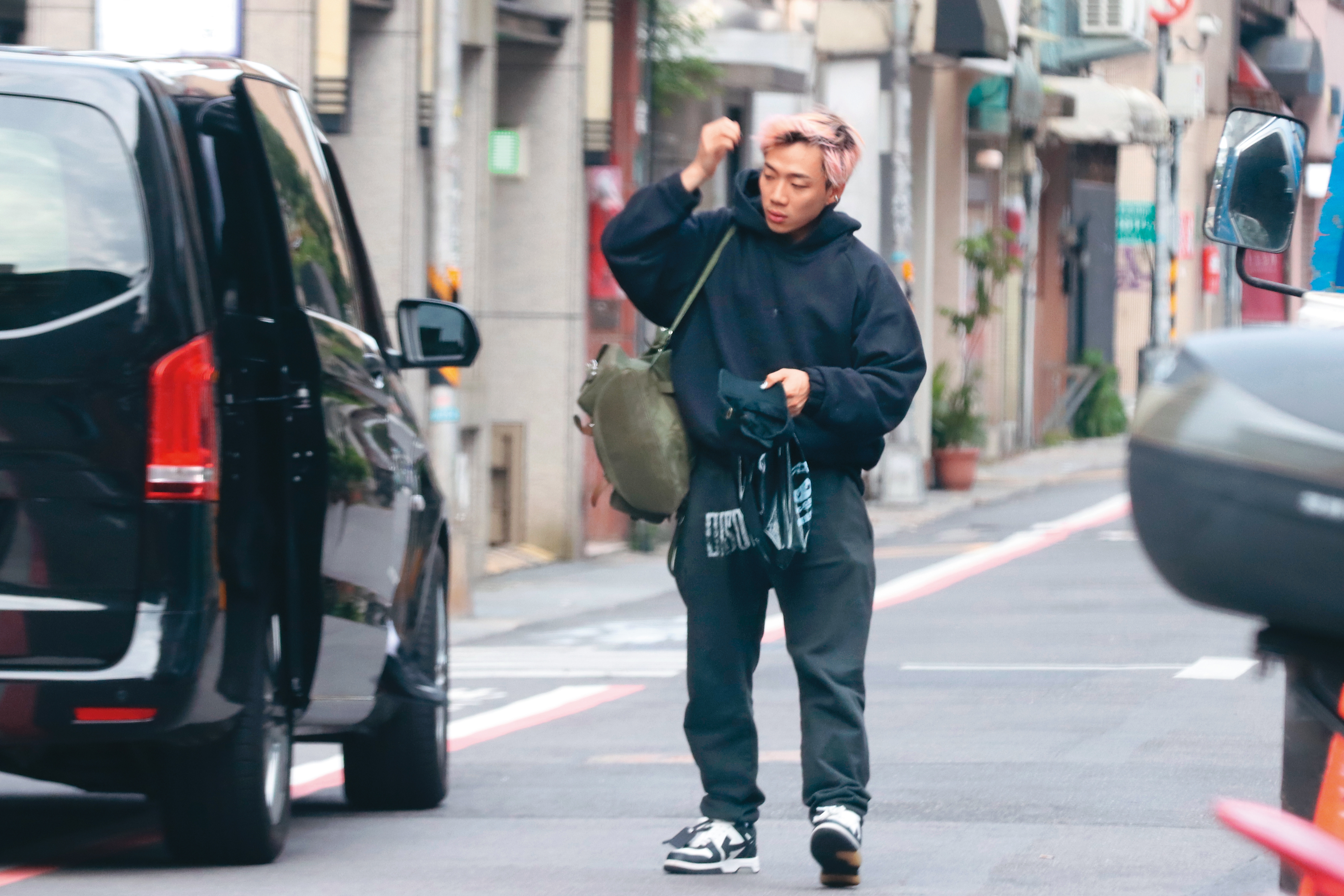 5/15 06：49 ØZI回台灣後沒有回家，反而是到附近一棟豪宅社區，跟新歡繼續獨處。