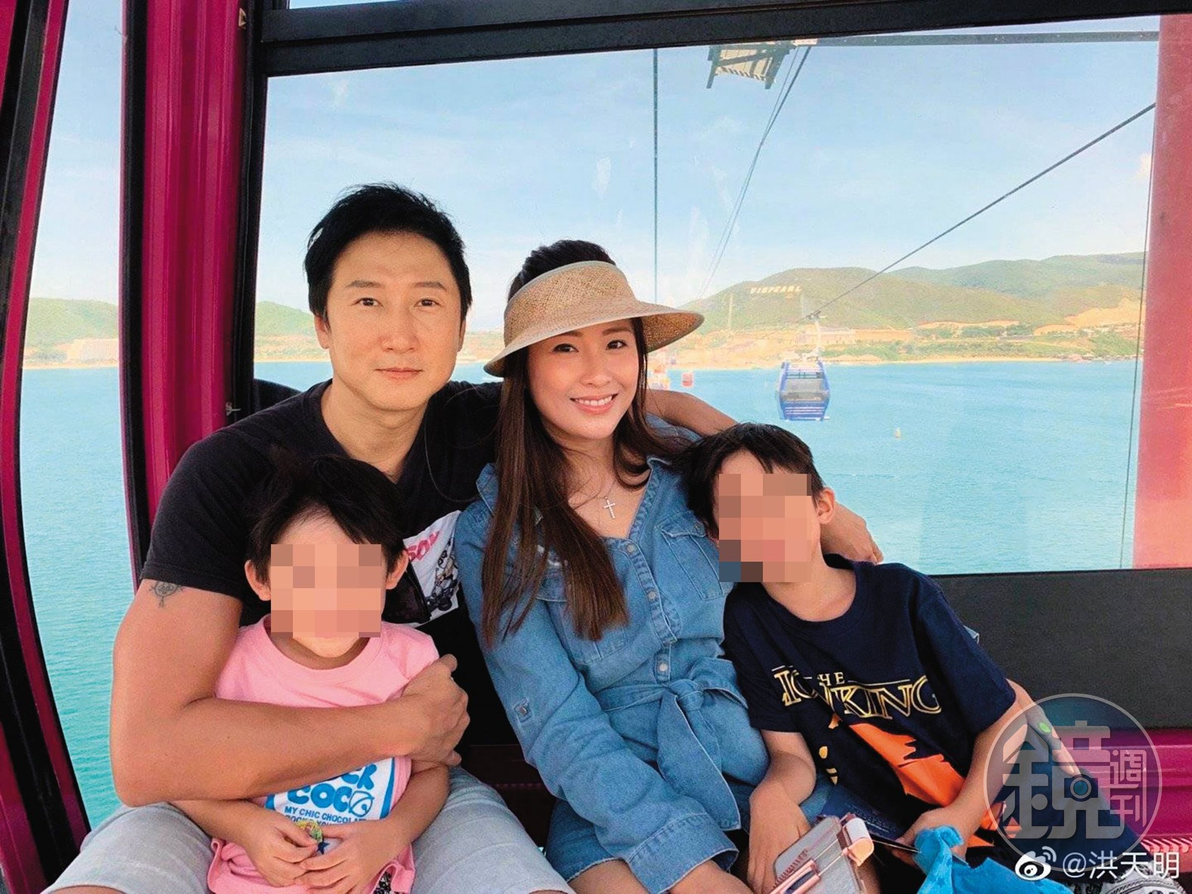 洪金寶的兒子洪天明曾爆在上海酒吧狂歡後擁女子回飯店,他與妻子周家蔚育有二兒。(洪天明微博)