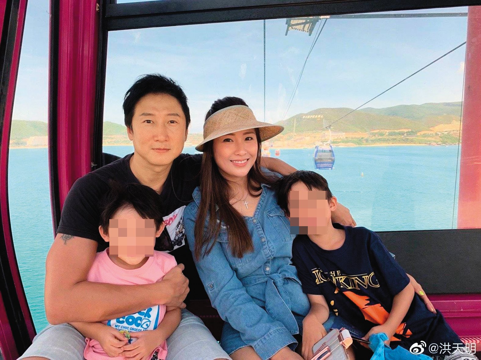 洪金寶的兒子洪天明曾爆在上海酒吧狂歡後擁女子回飯店,他與妻子周家蔚育有二兒。(洪天明微博)