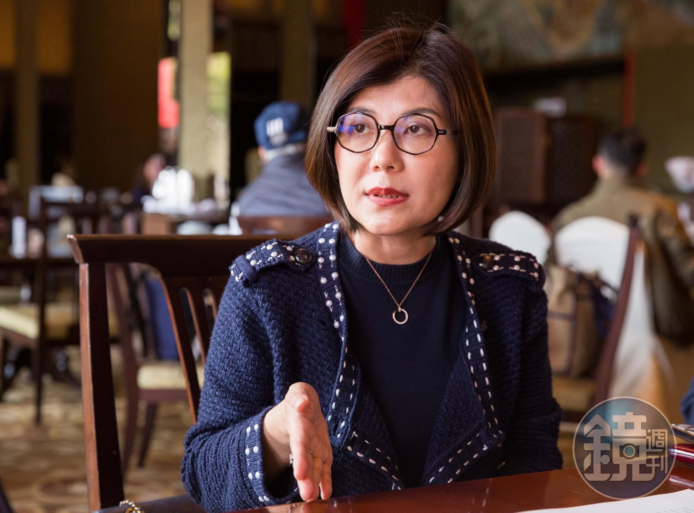 前綠委謝欣霓(圖)今po文批評徐巧芯、王鴻薇,指他們拿餐會同桌或相遇的照片證明有沒有掛勾,實在愚蠢到了極點。(翻攝自謝欣霓臉書)
