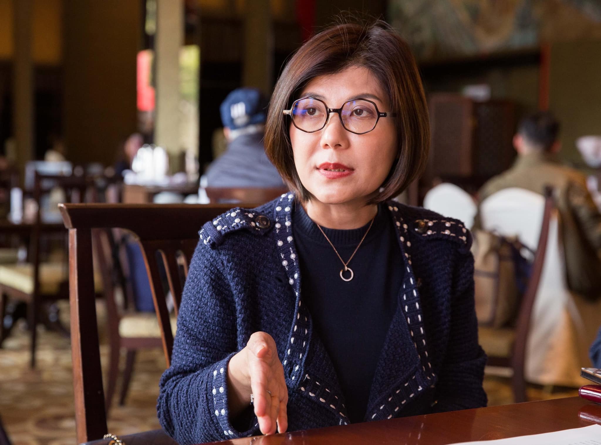 前綠委謝欣霓（圖）今po文批評徐巧芯、王鴻薇，指他們拿餐會同桌或相遇的照片證明有沒有掛勾，實在愚蠢到了極點。（翻攝自謝欣霓臉書）