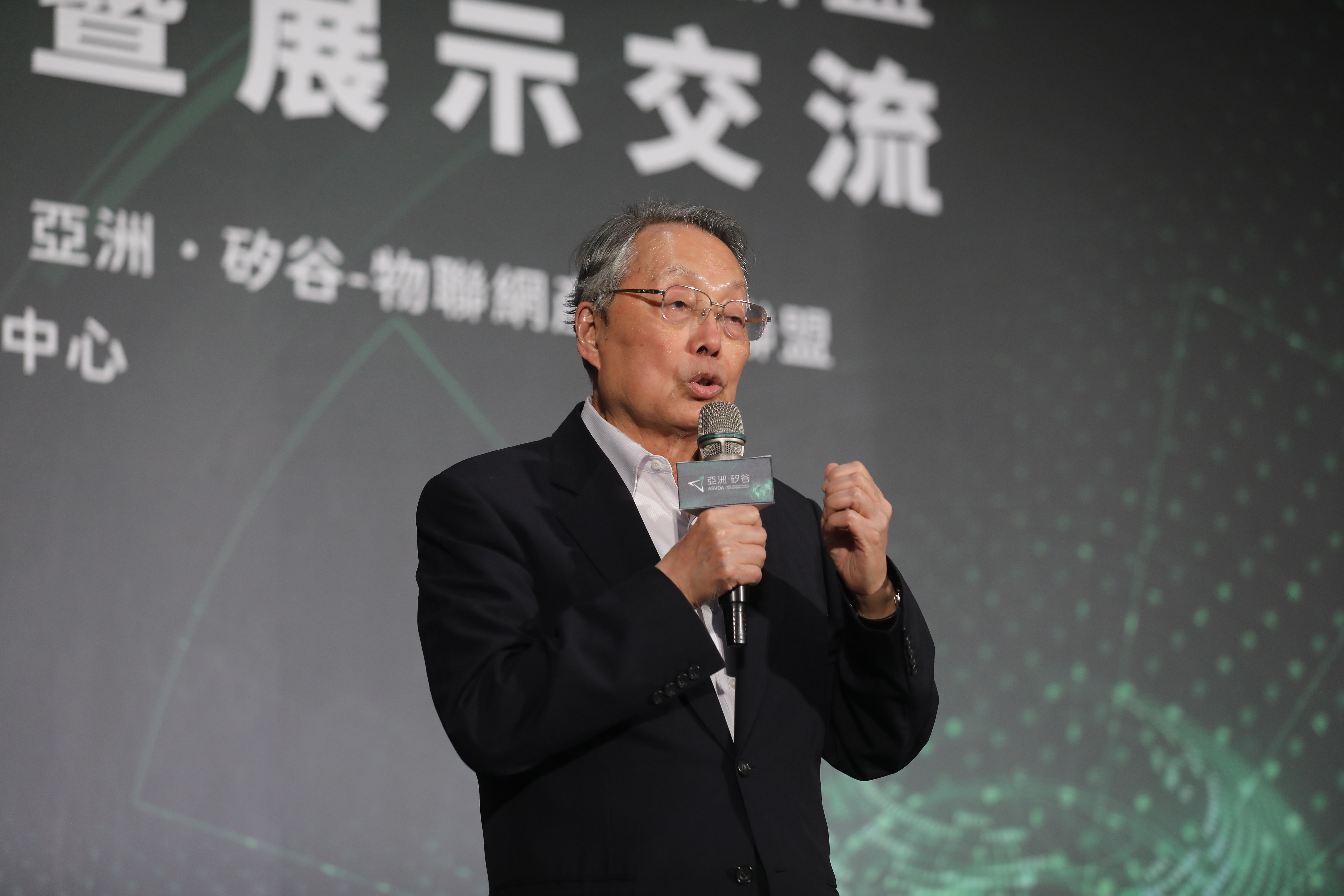 施振榮看好電動車是台灣的新機會，呼籲建立「開放式的創新平台」推動電動車產業新生態。（本刊資料照）