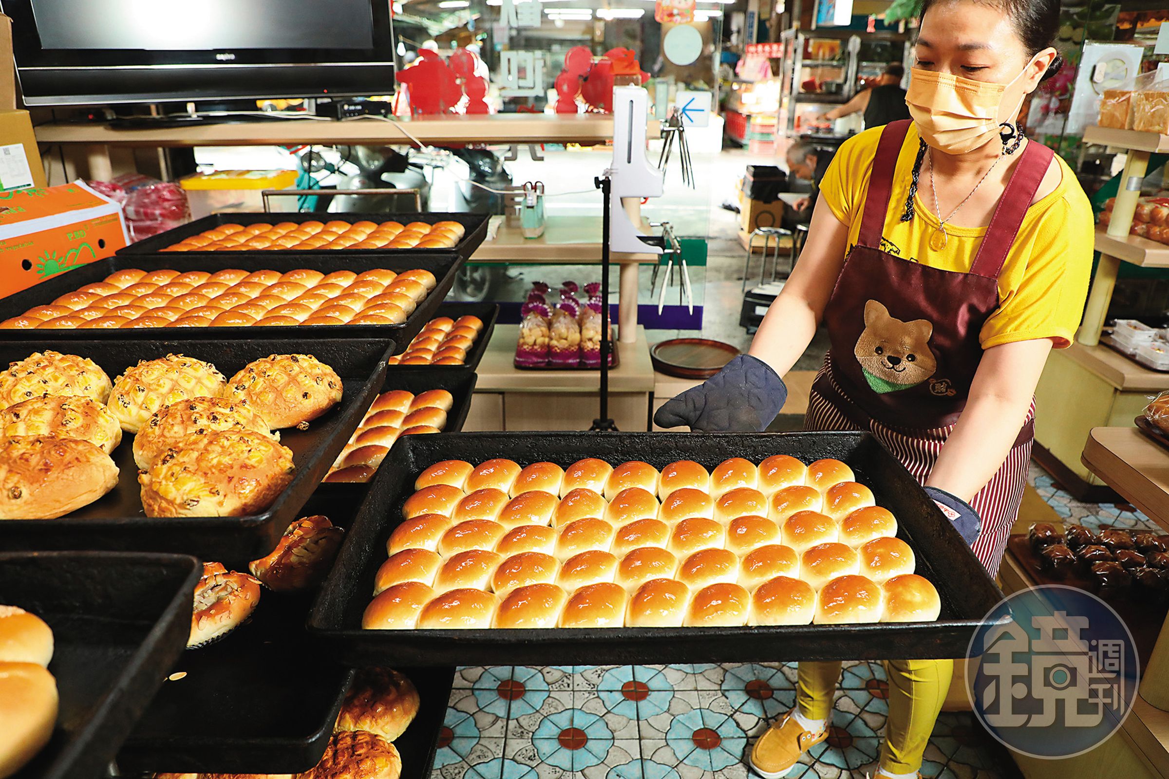 位於新北市三重區集美市場裡的「大不同西點麵包店」，每天端出這款被網友譽為神級平價美食的奶油餐包。