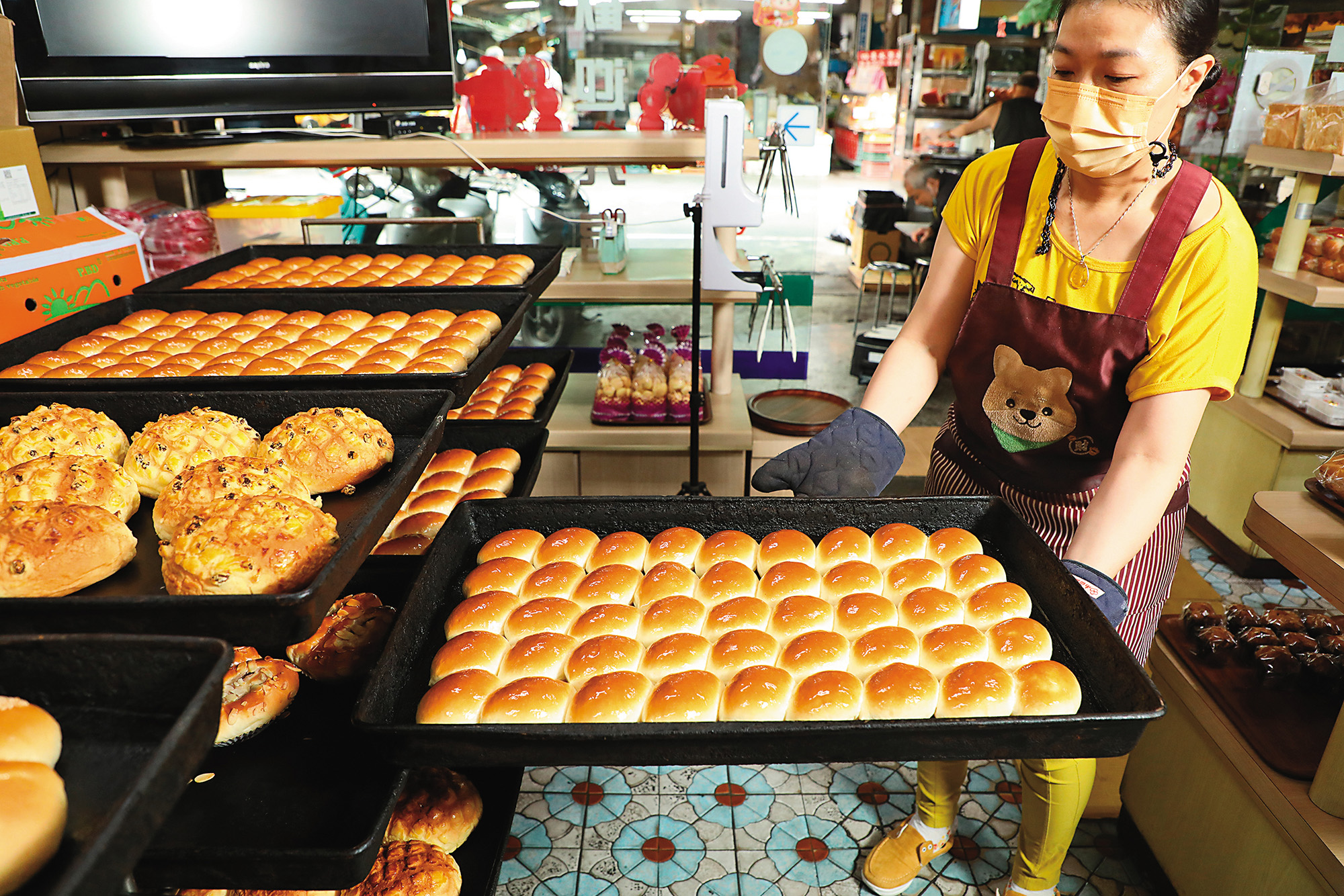 位於新北市三重區集美市場裡的「大不同西點麵包店」，每天端出這款被網友譽為神級平價美食的奶油餐包。