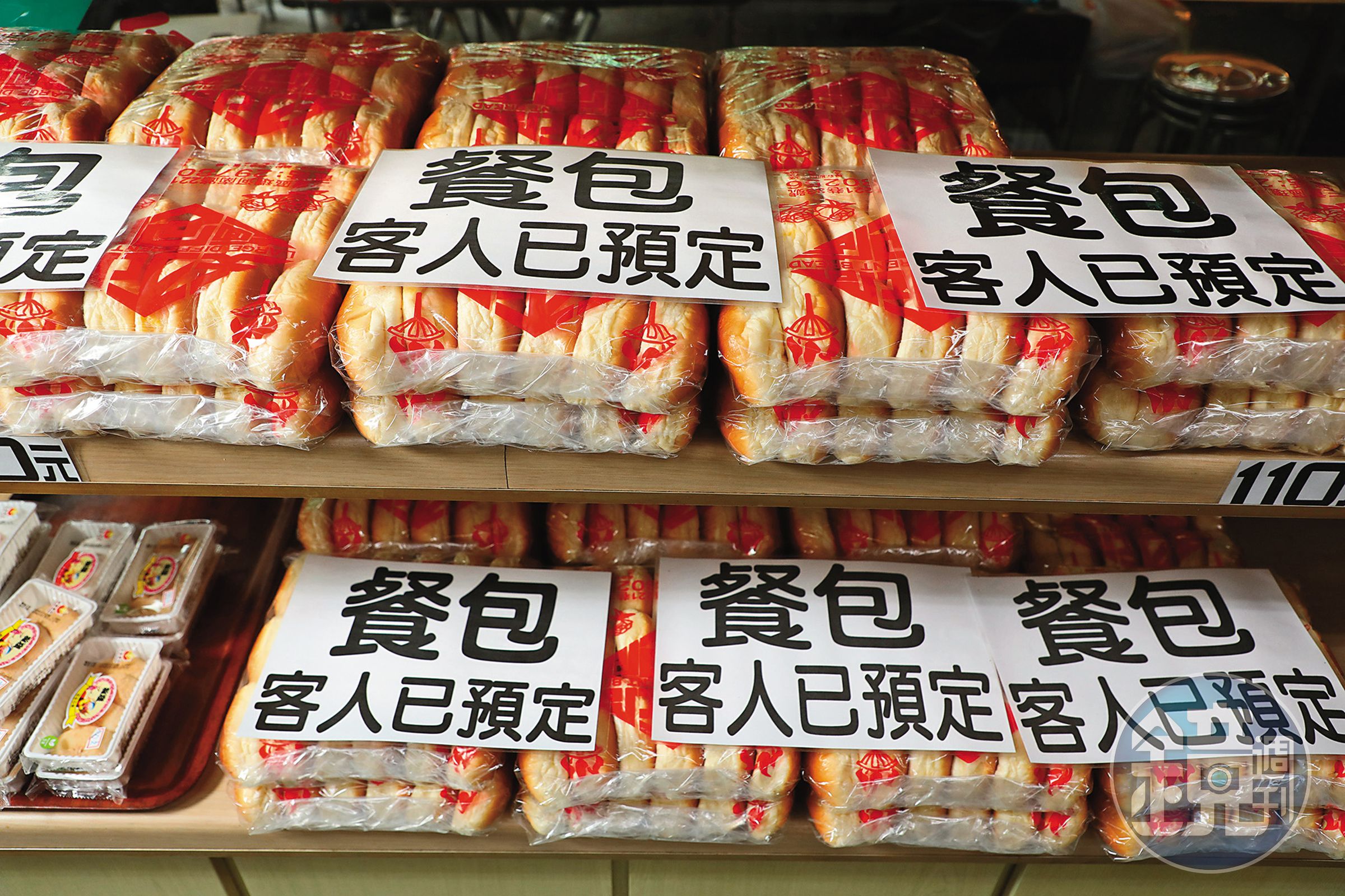 麵包店架上擺著許多客人預訂的奶油餐包。