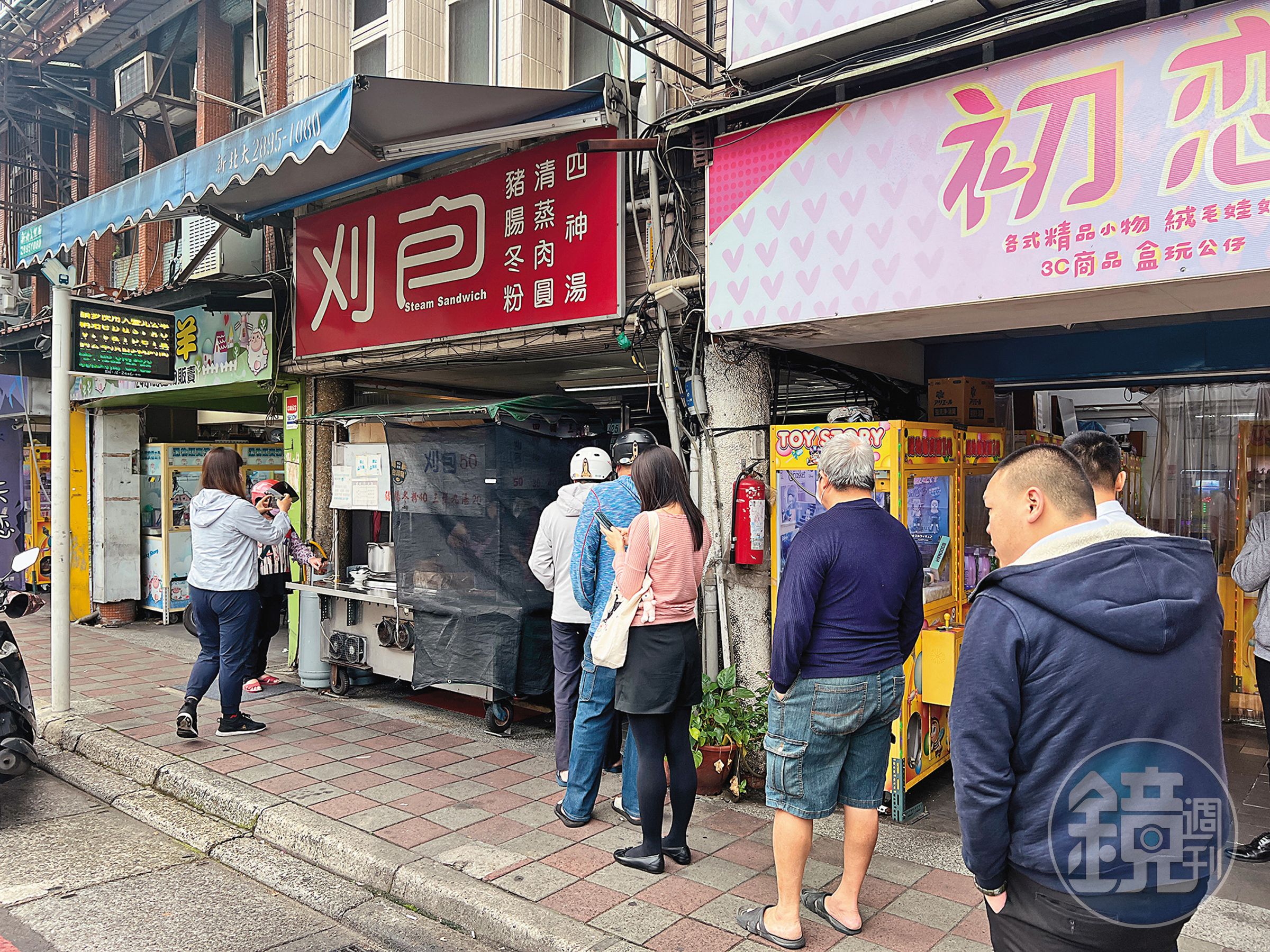 「無名刈包」早上開門後，門口總是大排長龍，常常中午就賣完收工。