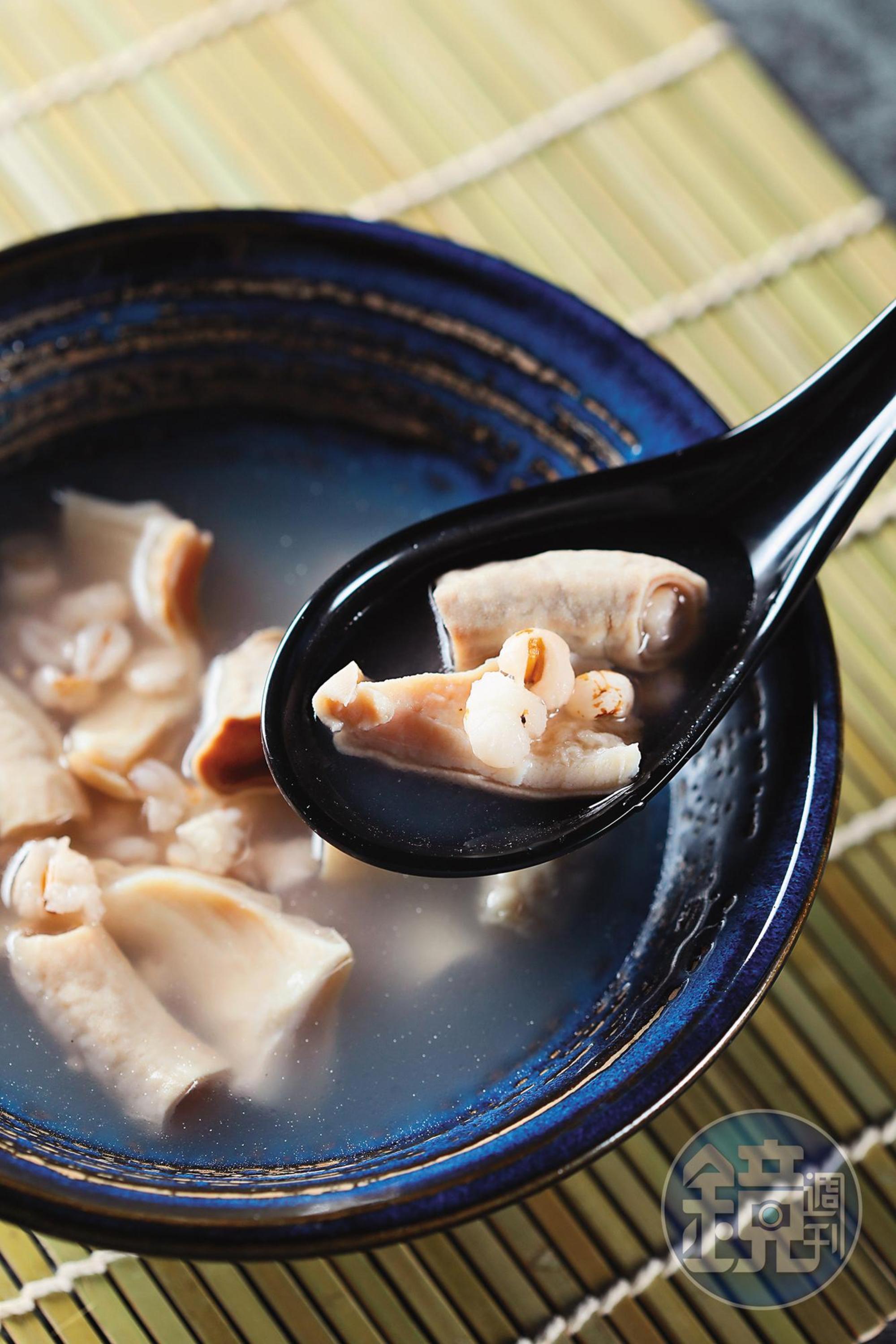 「四神腸肚湯」用料實在、湯頭清甜淡雅。（60元／碗）