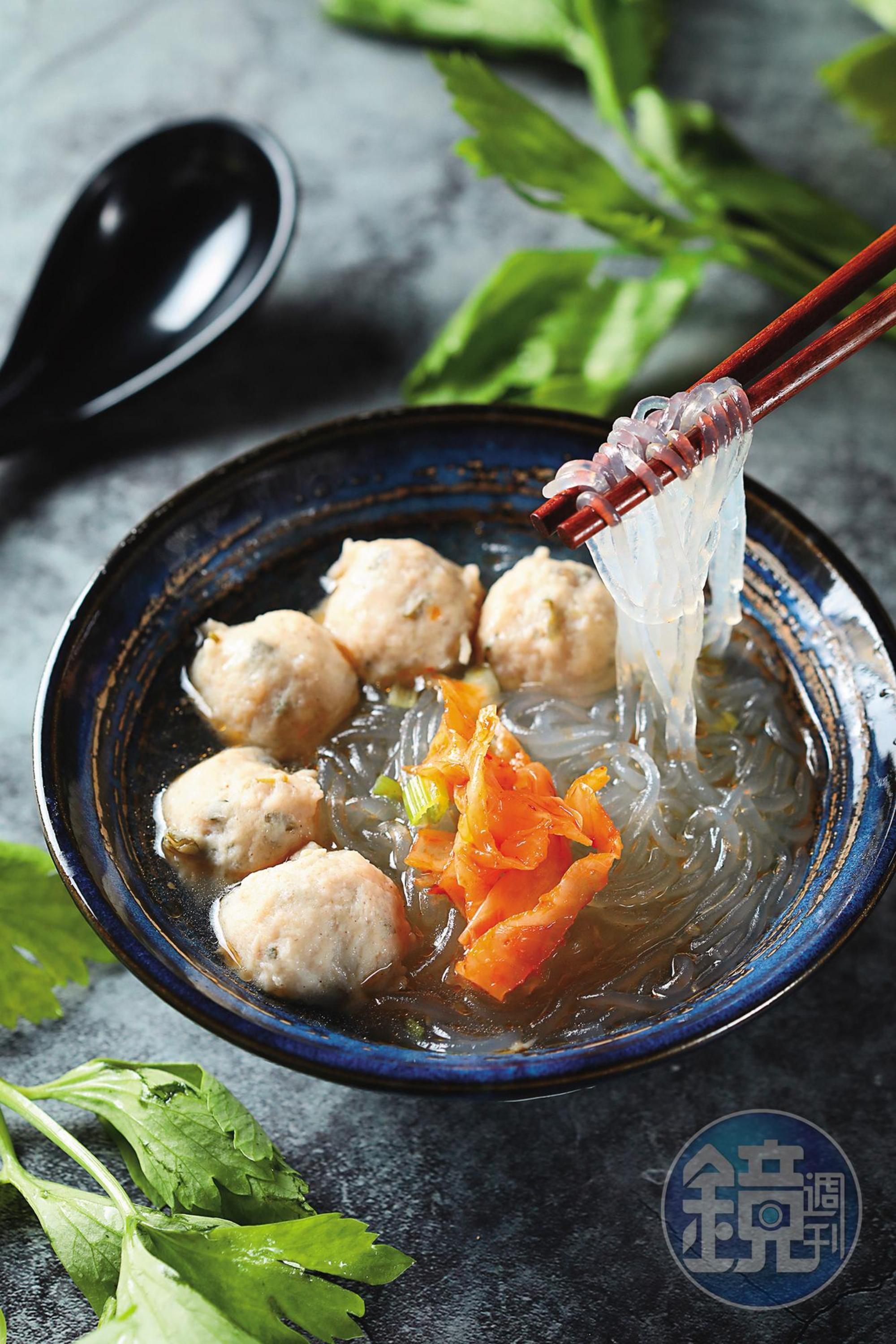 以魚漿搭配蔬菜製作的「三絲丸冬粉」，也很適合搭配刈包一起享用。（50元／碗）