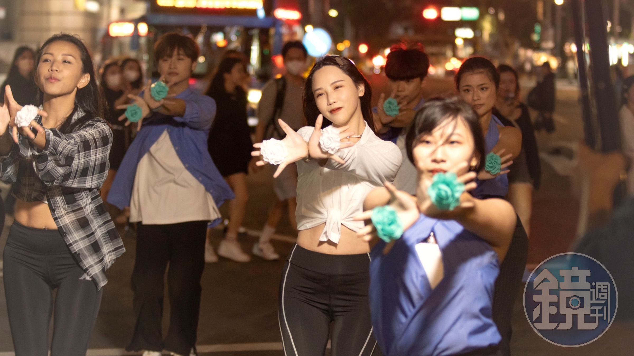 咪妃（白衣者）帶陳競舞蹈老師及20位大學生快閃跳花朵舞，造成轟動。（台北海大提供）