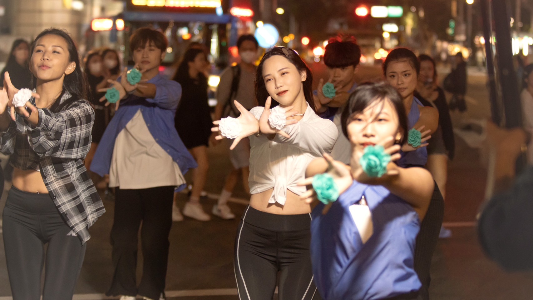 咪妃（白衣者）帶陳競舞蹈老師及20位大學生快閃跳花朵舞，造成轟動。（台北海大提供）