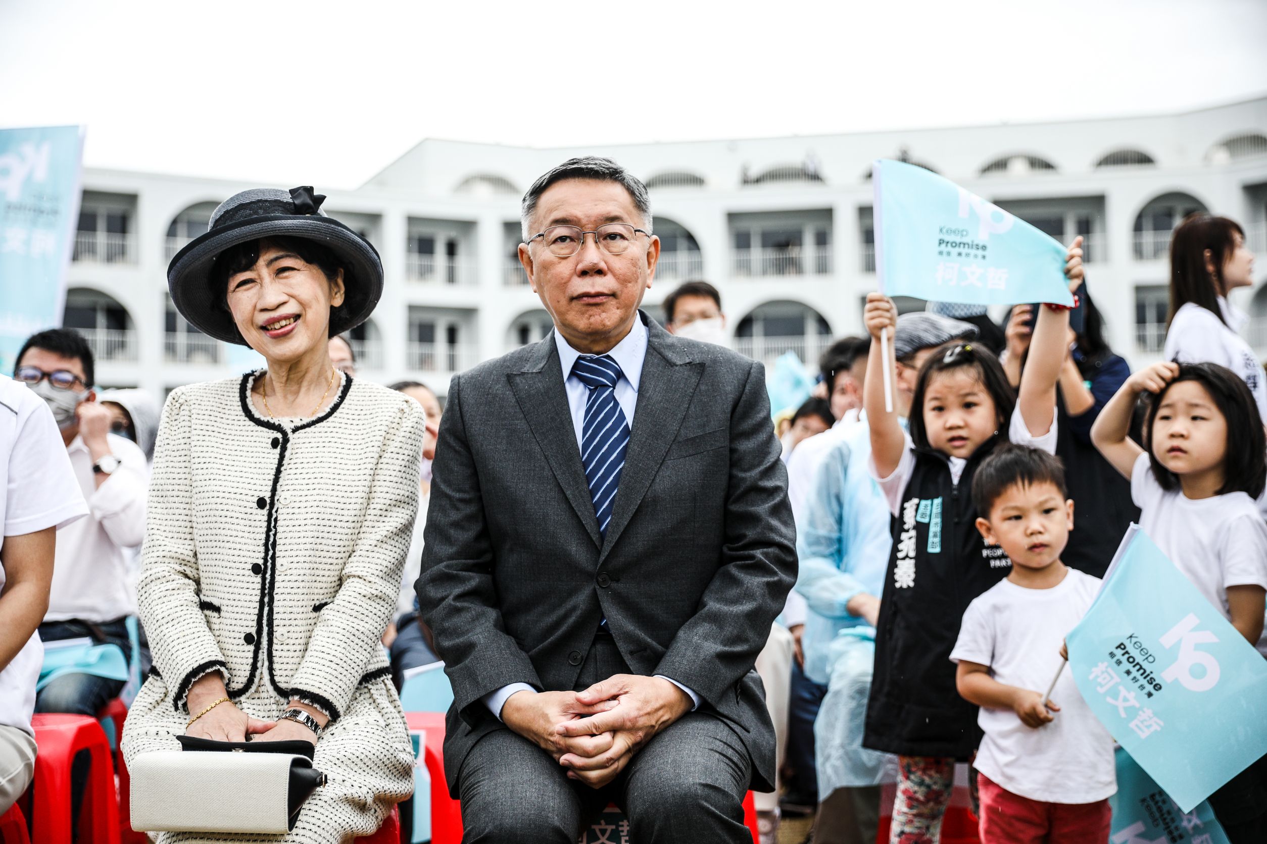 面對「藍白合」議題，柯文哲回應表示，若民眾黨、國民黨兩邊政策主張不相合，「那要怎麼合作？」