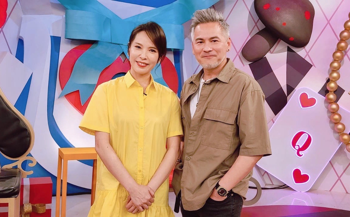 馬國賢（右）上節目與主持人天心合影。（三立提供）