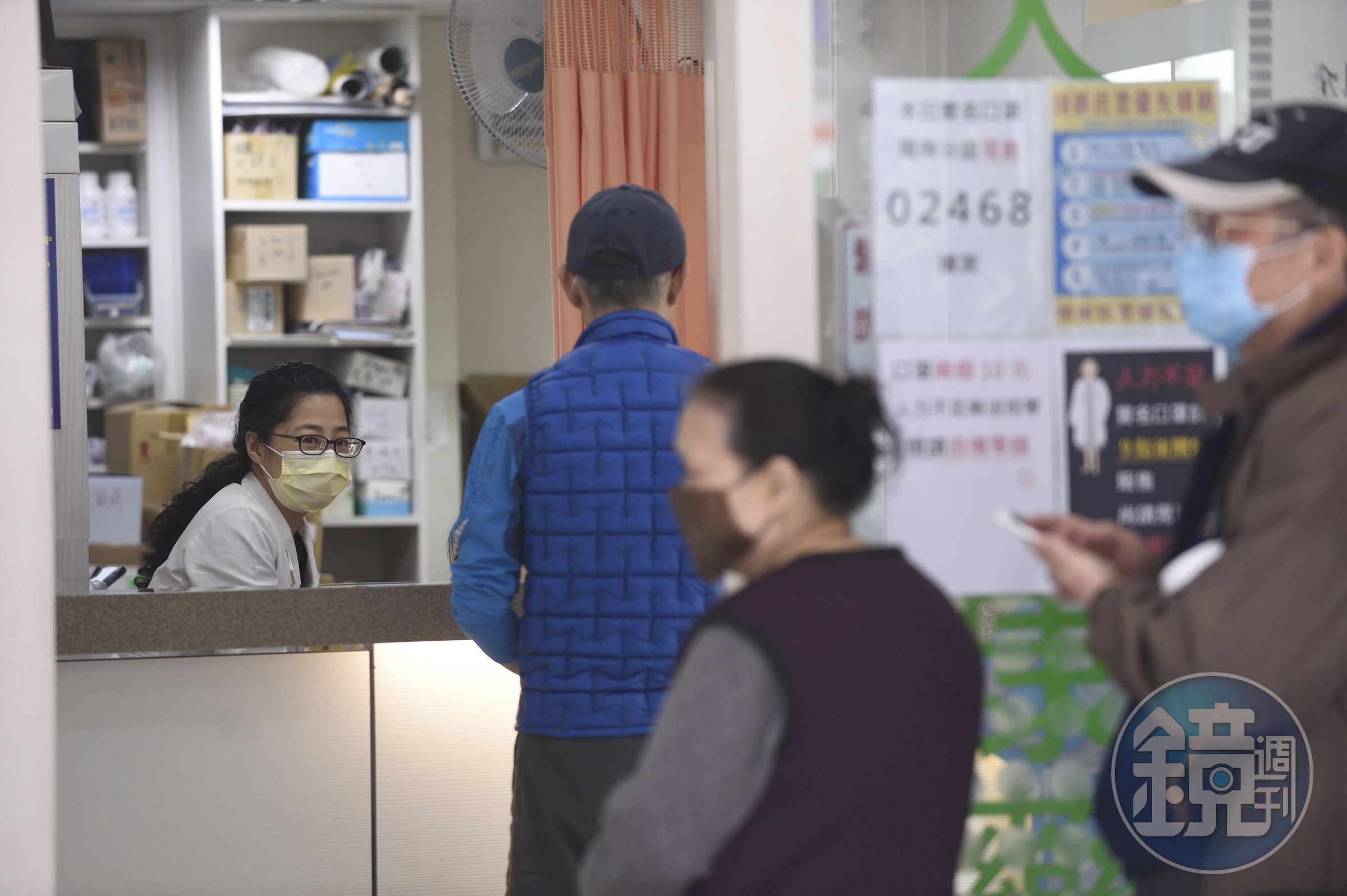 疾管署考量近來疫情升溫,將醫療機構、醫事機構、老人福利機構與一般護理之家,持續列為佩戴口罩指定場所。(本刊資料照)