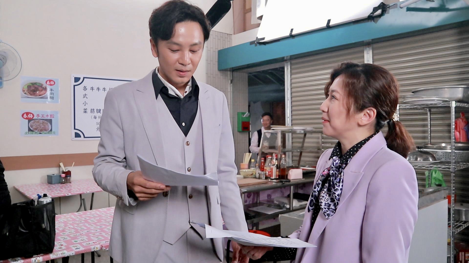 廖家儀（右）大讚張書偉（左）是客語小老師，聽他講客語很舒服。（民視提供）