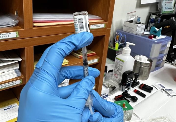 猴痘疫情再創單週新高峰，明起擴大疫苗接種對象，疾管署籲符合條件的民眾，應儘速前往接種。（翻攝自彰化縣政府網站）