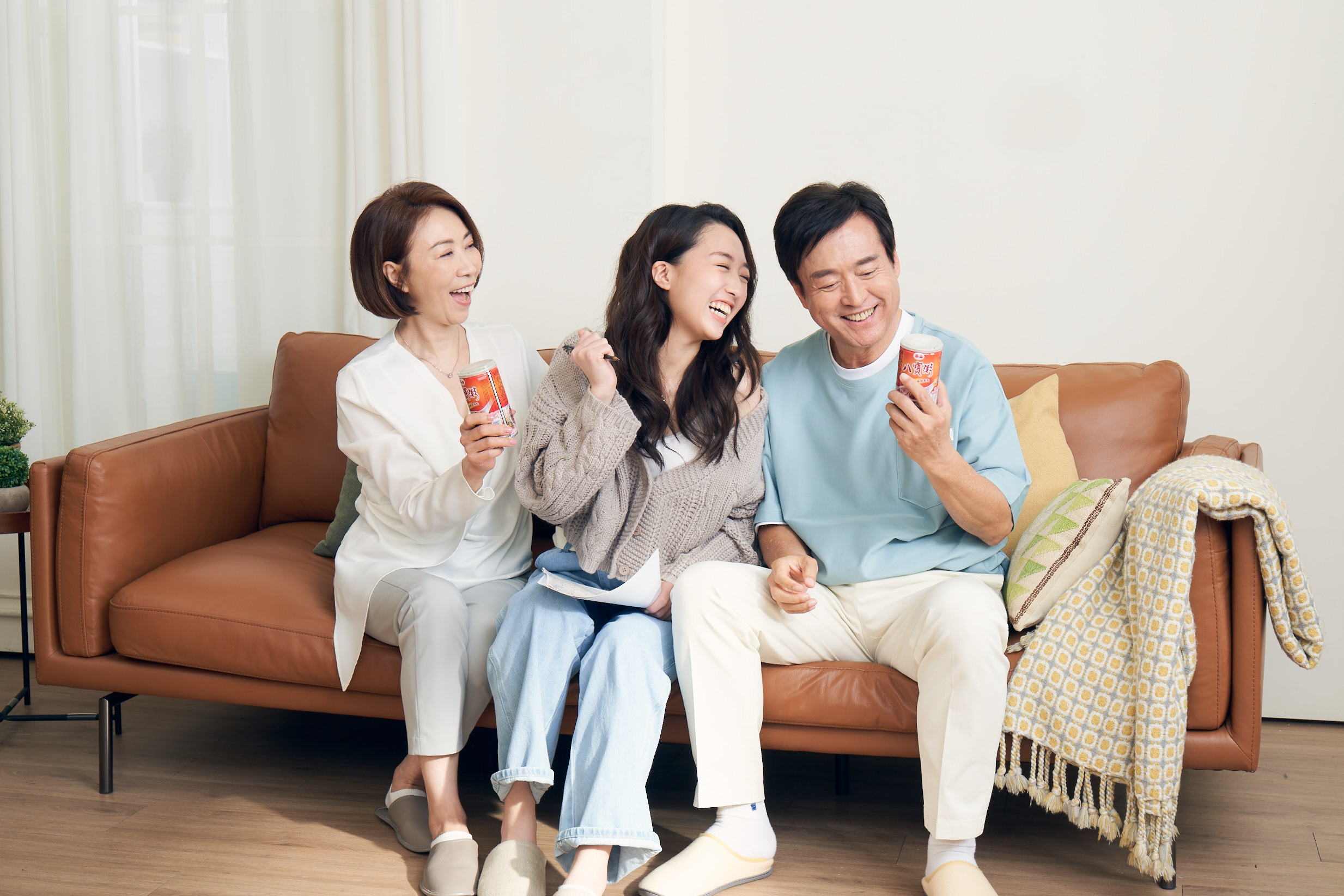 （左起）李翊君、王敏淳、檢場一家人，喜愛透過共享美食維繫情感。（泰山企業提供）