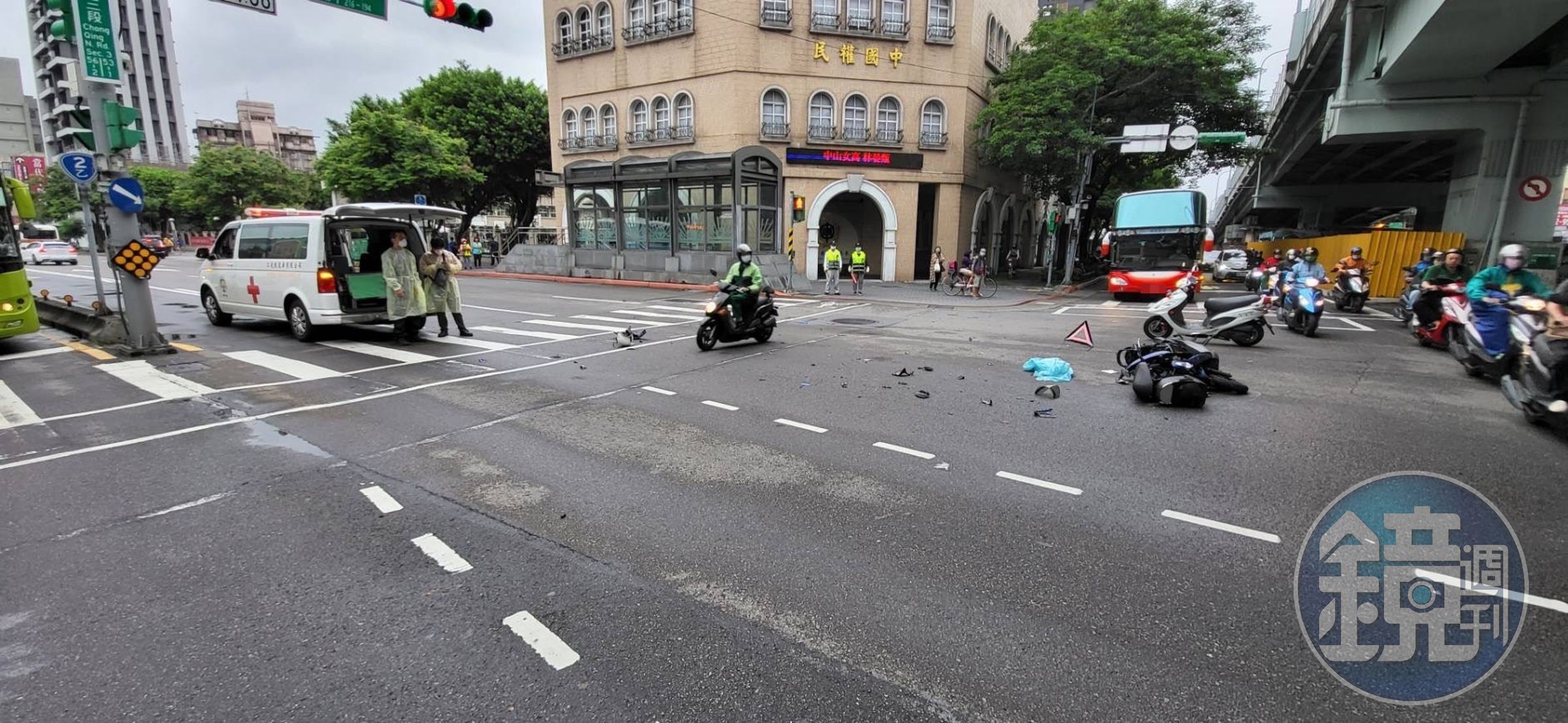 救護車挨撞後,在現場等待其他救護車輛協助將病患送醫。(翻攝畫面)