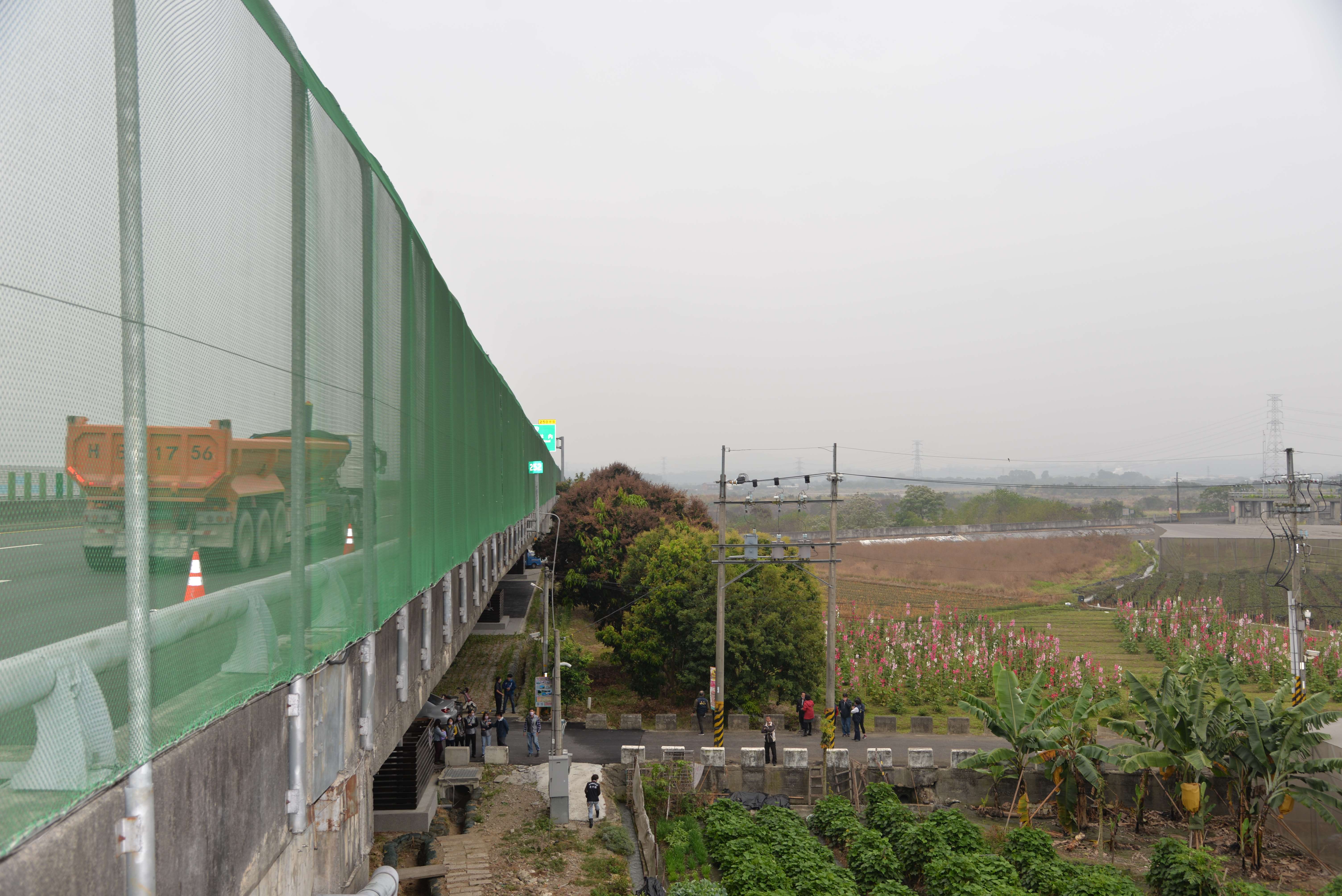 配合每年春天紫斑蝶北返棲地啟動「國道讓蝶道」機制，並在高速公路邊架設防護網。（翻攝自雲林縣政府網站）