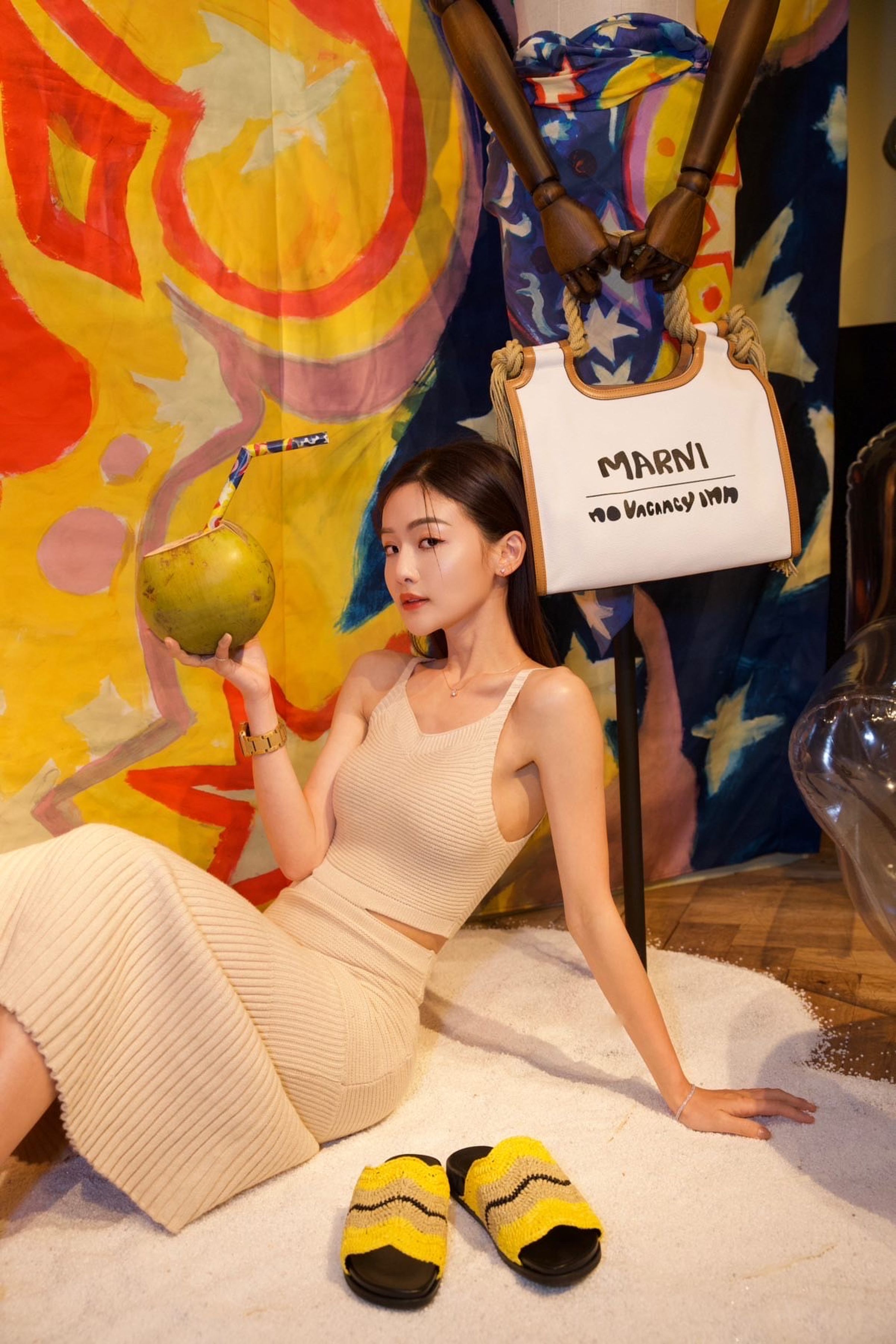 時尚部落客妮妮推薦夏日必備的針織拖鞋(NT$30,580),「黃色系充滿活力!」(妮妮提供)
