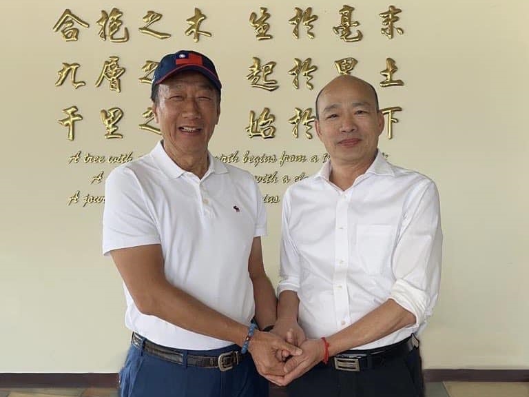 郭台銘（左）日前為了選總統會見韓國瑜（右）等人，卻遭爆被朱立倫批見太多「牛鬼蛇神」。（翻攝自郭台銘臉書）