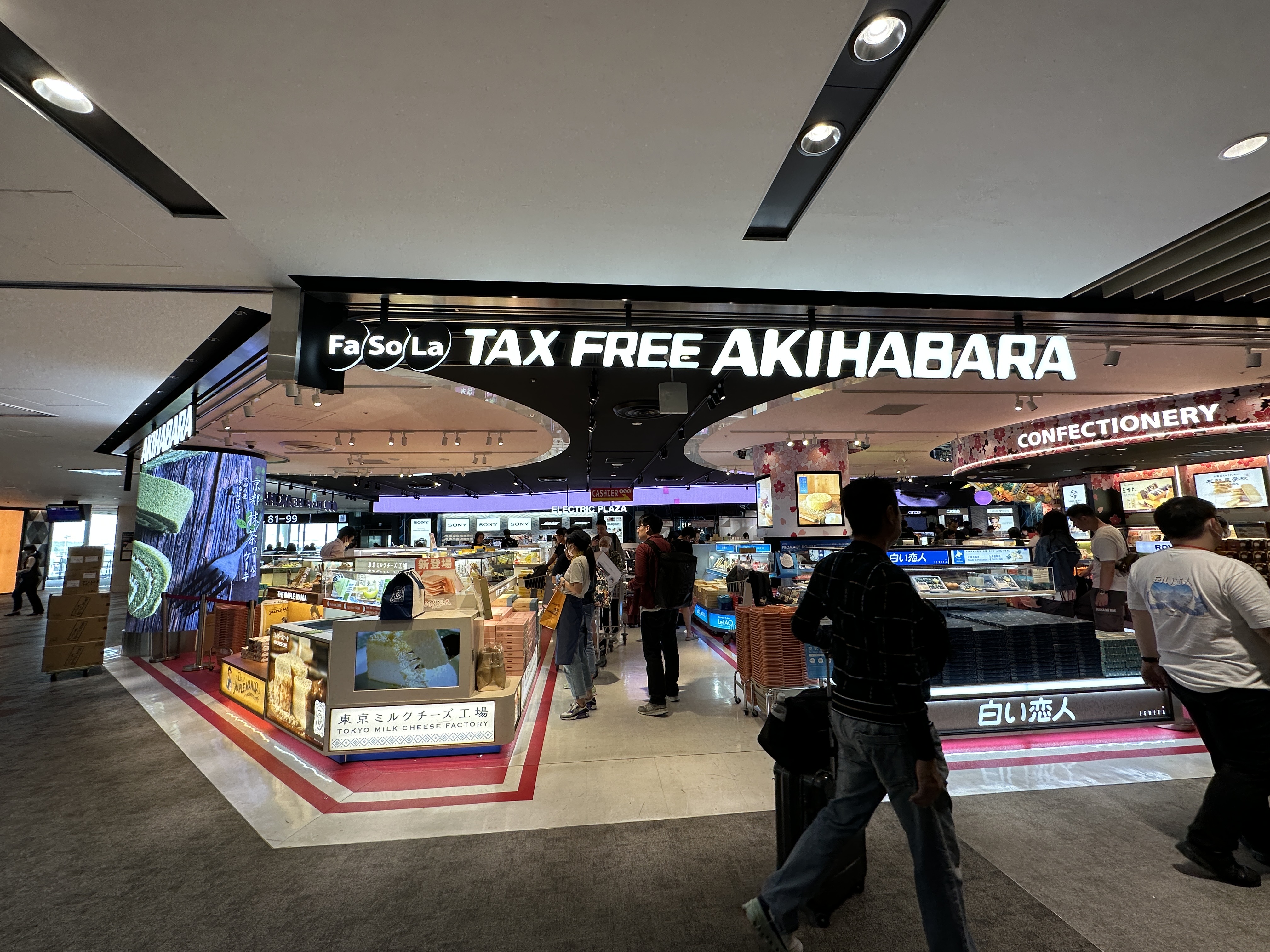 不少人到日本旅遊時，都會把握機會瘋狂購物，只要購買滿5,000日圓就能享有免稅優惠。（示意圖）