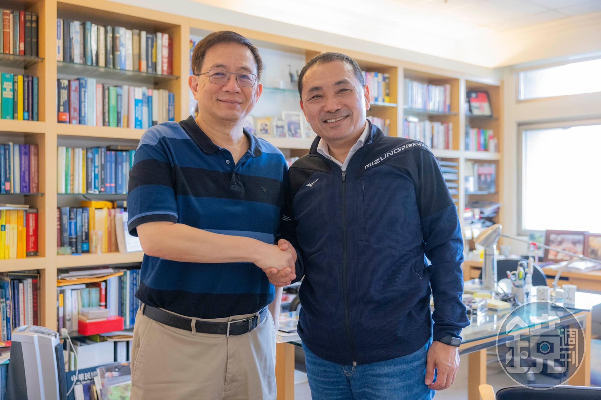 侯友宜(右)晚間PO出拜訪管中閔(左)的圖文喊「教育與經濟,是撐起台灣的脊梁!」(翻攝自侯友宜臉書)