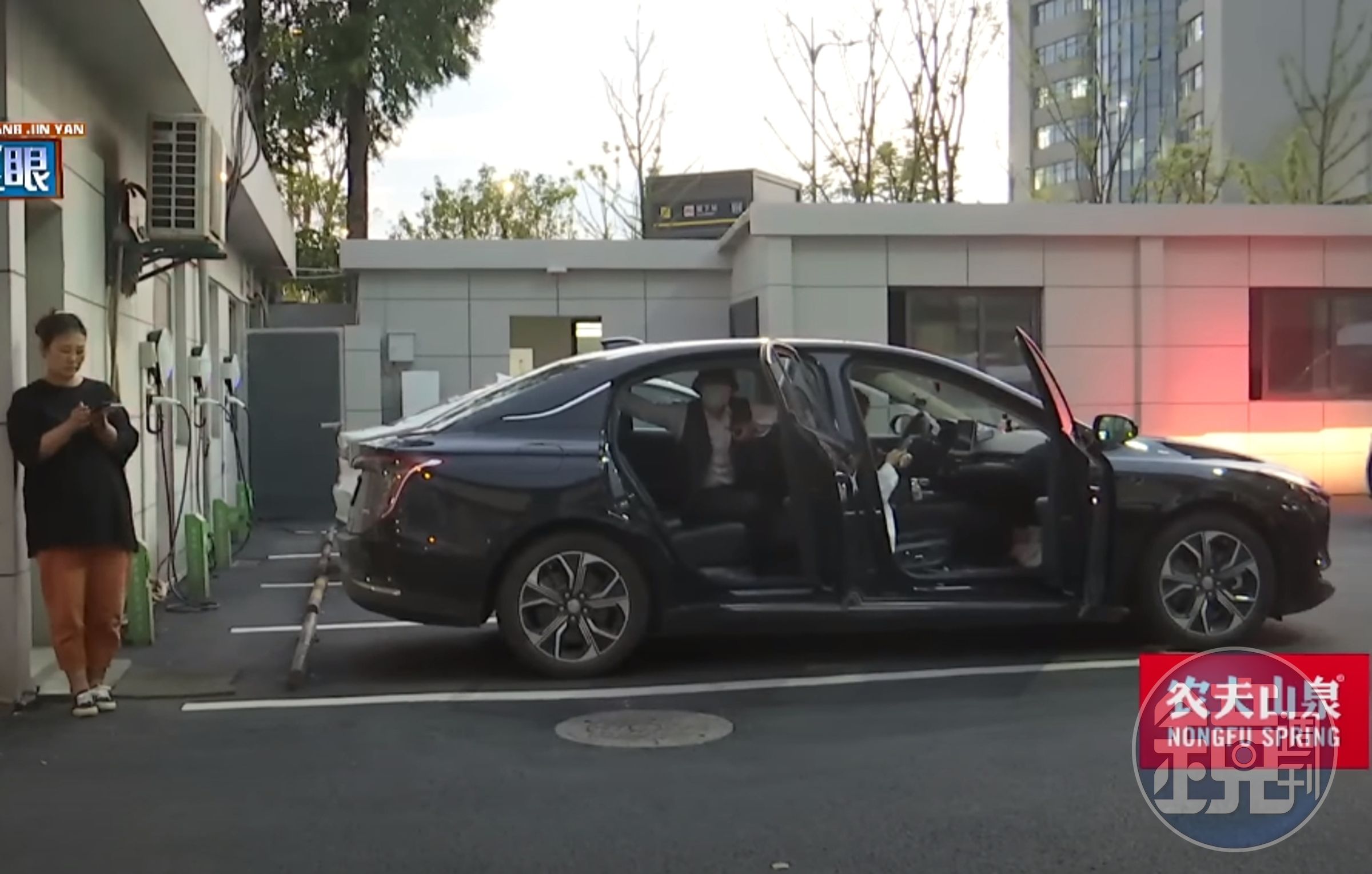 杭州一對父女不滿駕駛拒違停，上車後與駕駛口角，賴在車上不走。（翻攝YT頻道1818黄金眼）