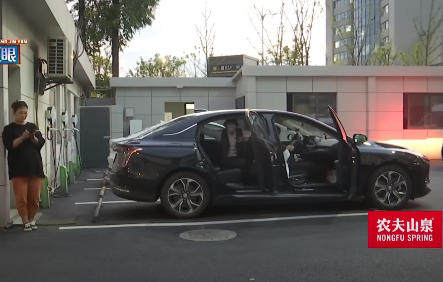 杭州一對父女不滿駕駛拒違停，上車後與駕駛口角，賴在車上不走。（翻攝YT頻道1818黄金眼）