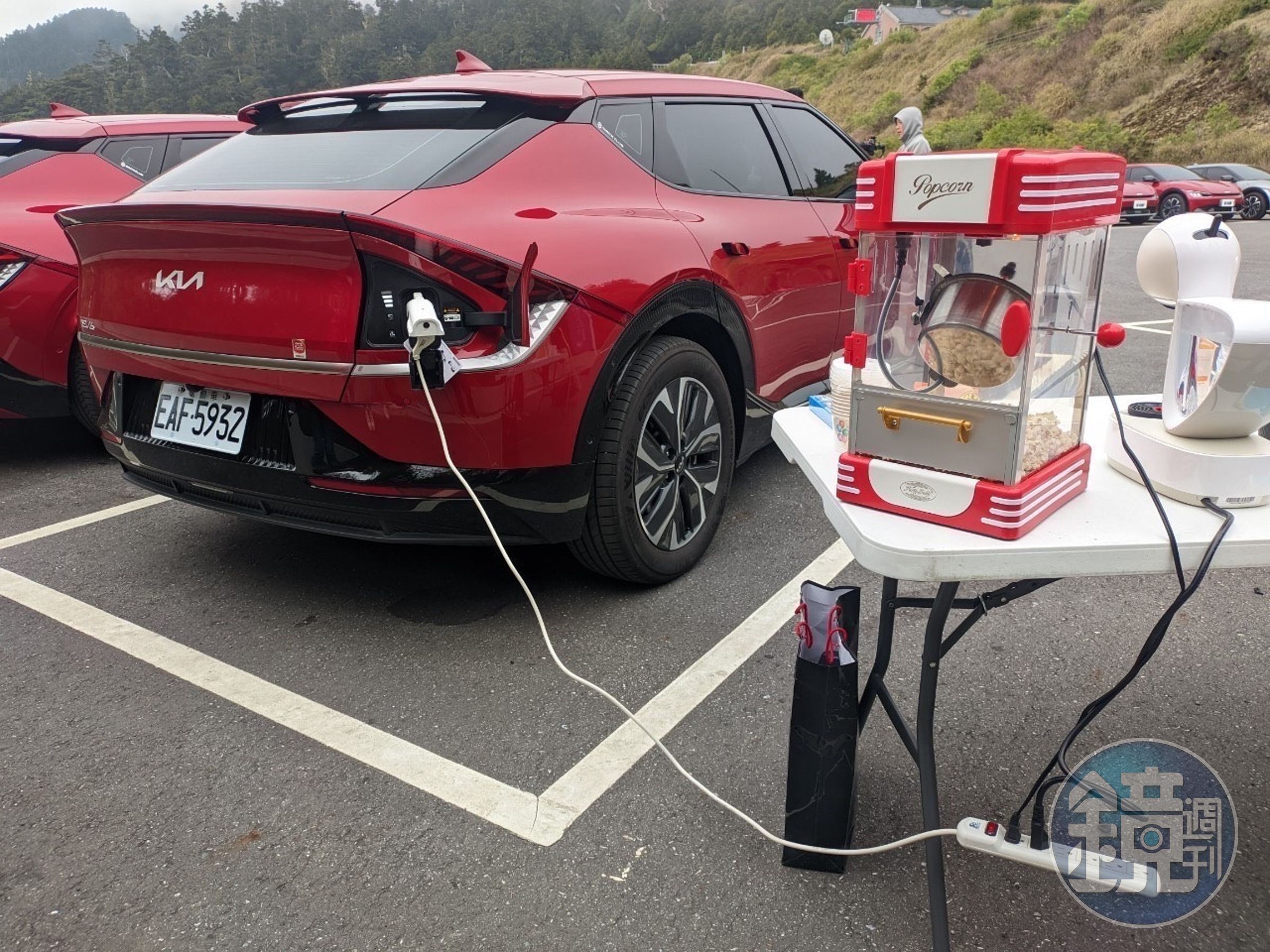 The Kia EV6可透過V2L車外電器電源分享，外部單向放電功能可提供1.8千瓦的電能，為旅行途中增添更多便利與趣味。