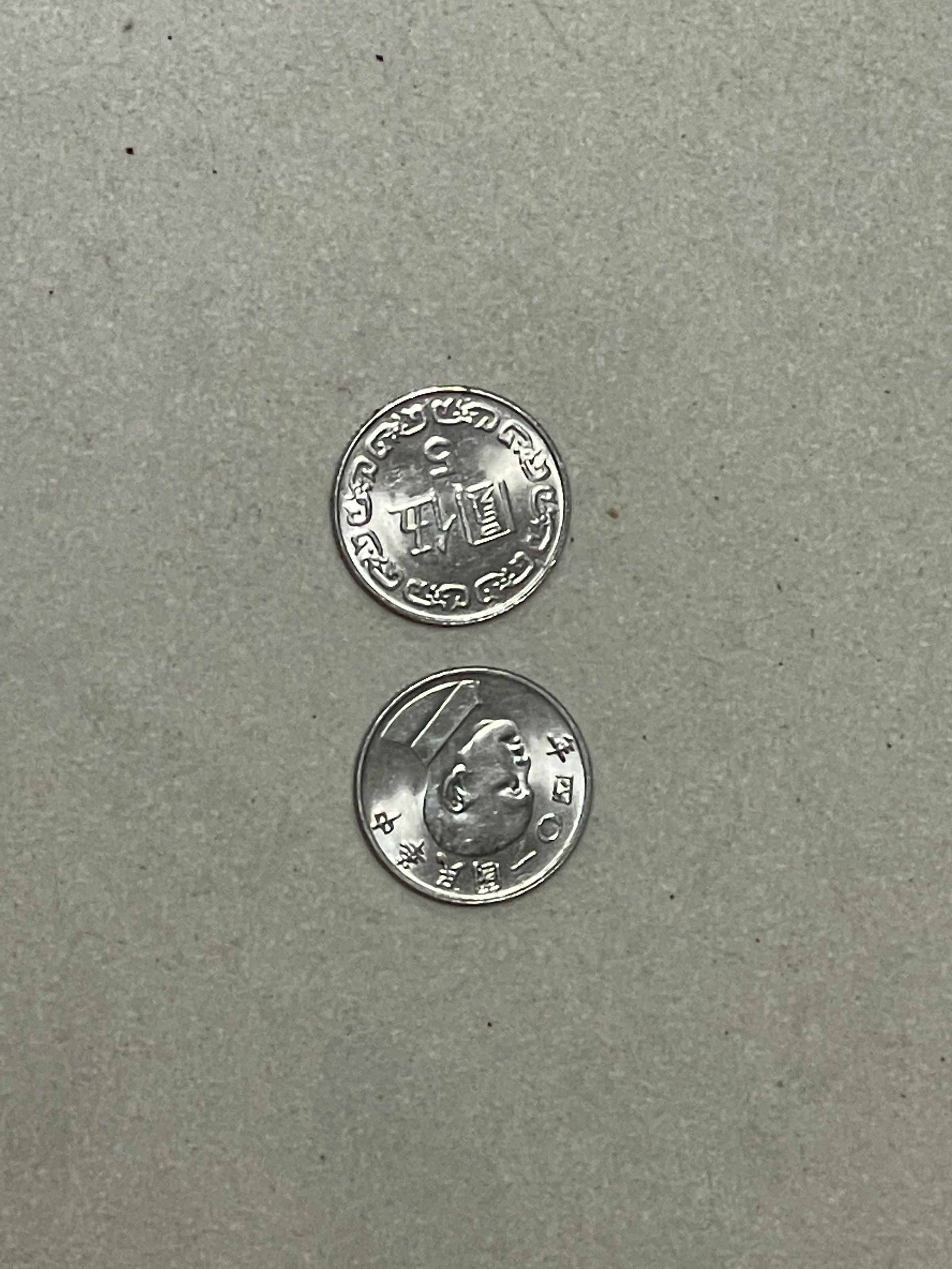 2個5元硬幣透露破案玄機。（示意圖、與本案無關）